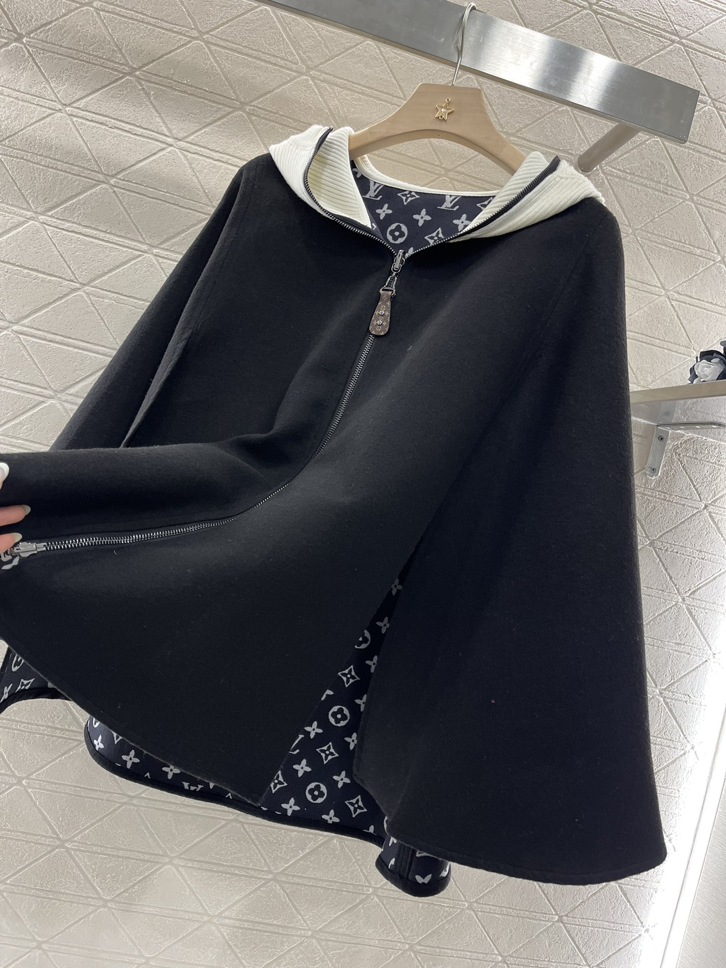 Louis Vuitton 2024 Women’s Cloak Coat: High-Quality, Stylish, and Timeless - 图片 8