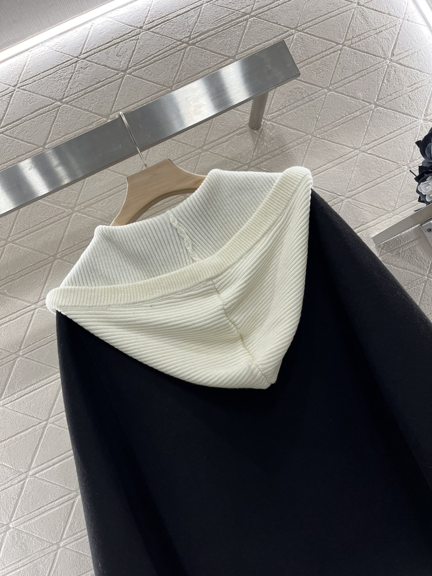 Louis Vuitton 2024 Women’s Cloak Coat: High-Quality, Stylish, and Timeless - 图片 5