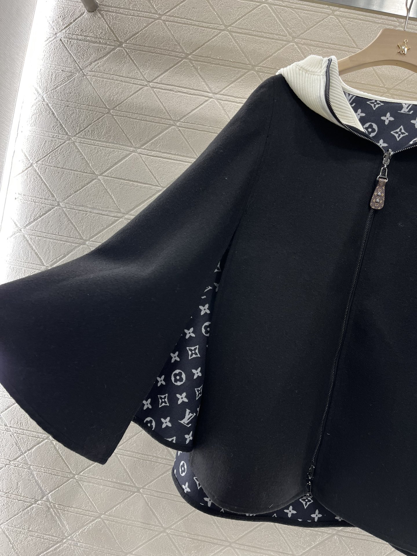 Louis Vuitton 2024 Women’s Cloak Coat: High-Quality, Stylish, and Timeless - 图片 7
