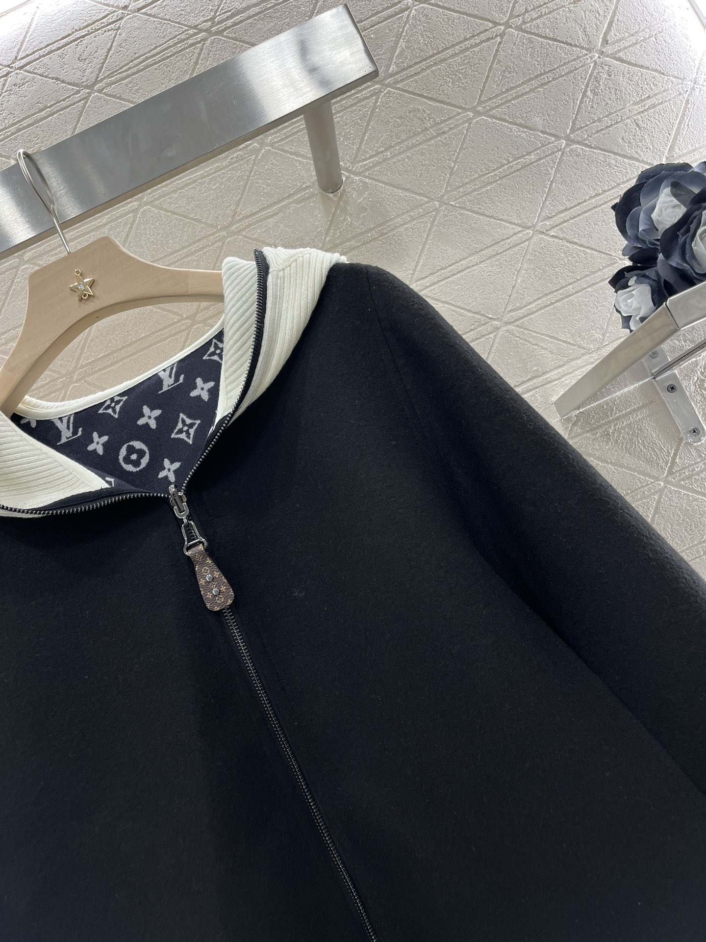 Louis Vuitton 2024 Women’s Cloak Coat: High-Quality, Stylish, and Timeless - 图片 3