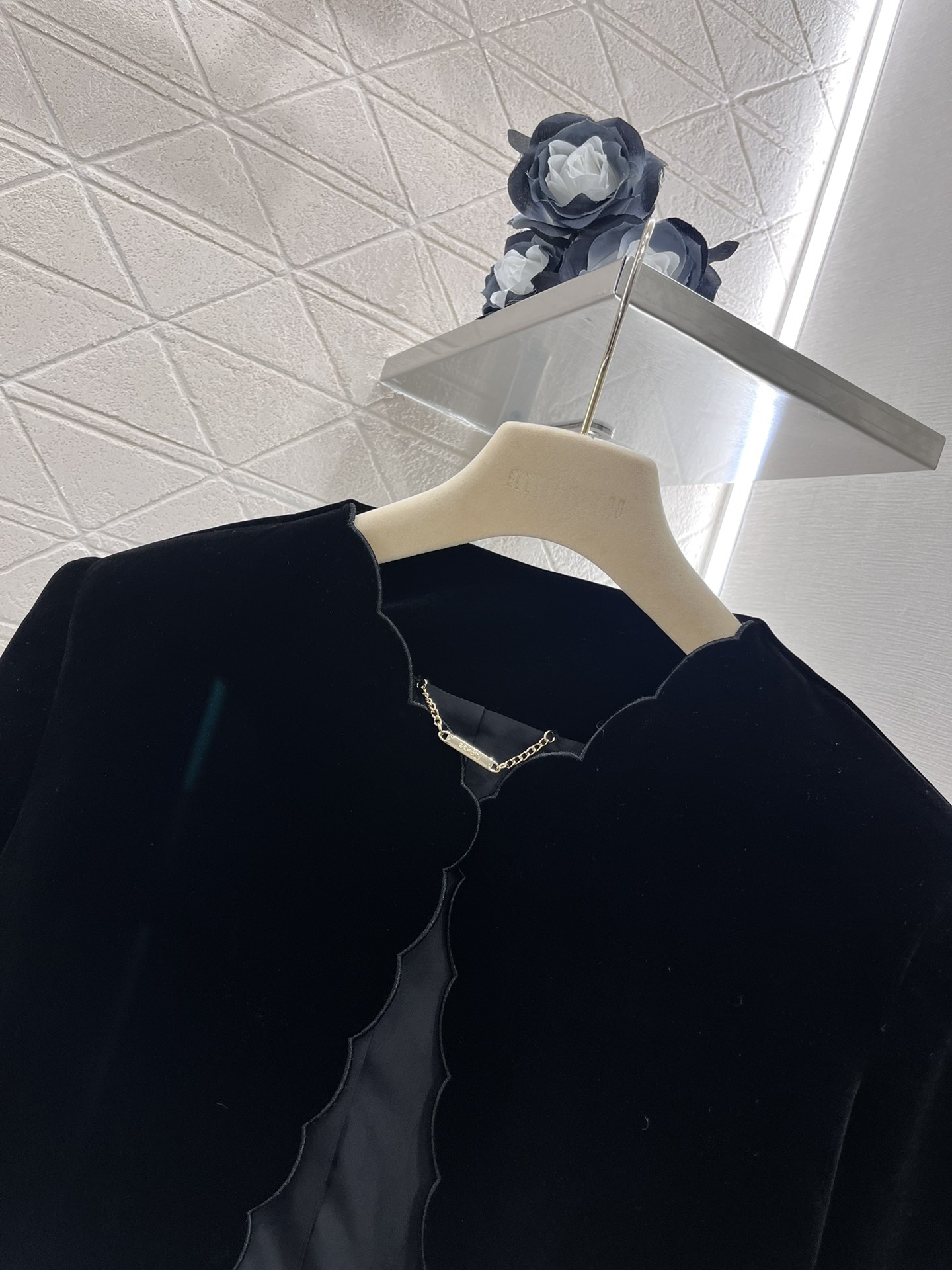 2025 New Women’s Suit: Velvet Coat & Half-Skirt Suit with Chlo* Package - 图片 3