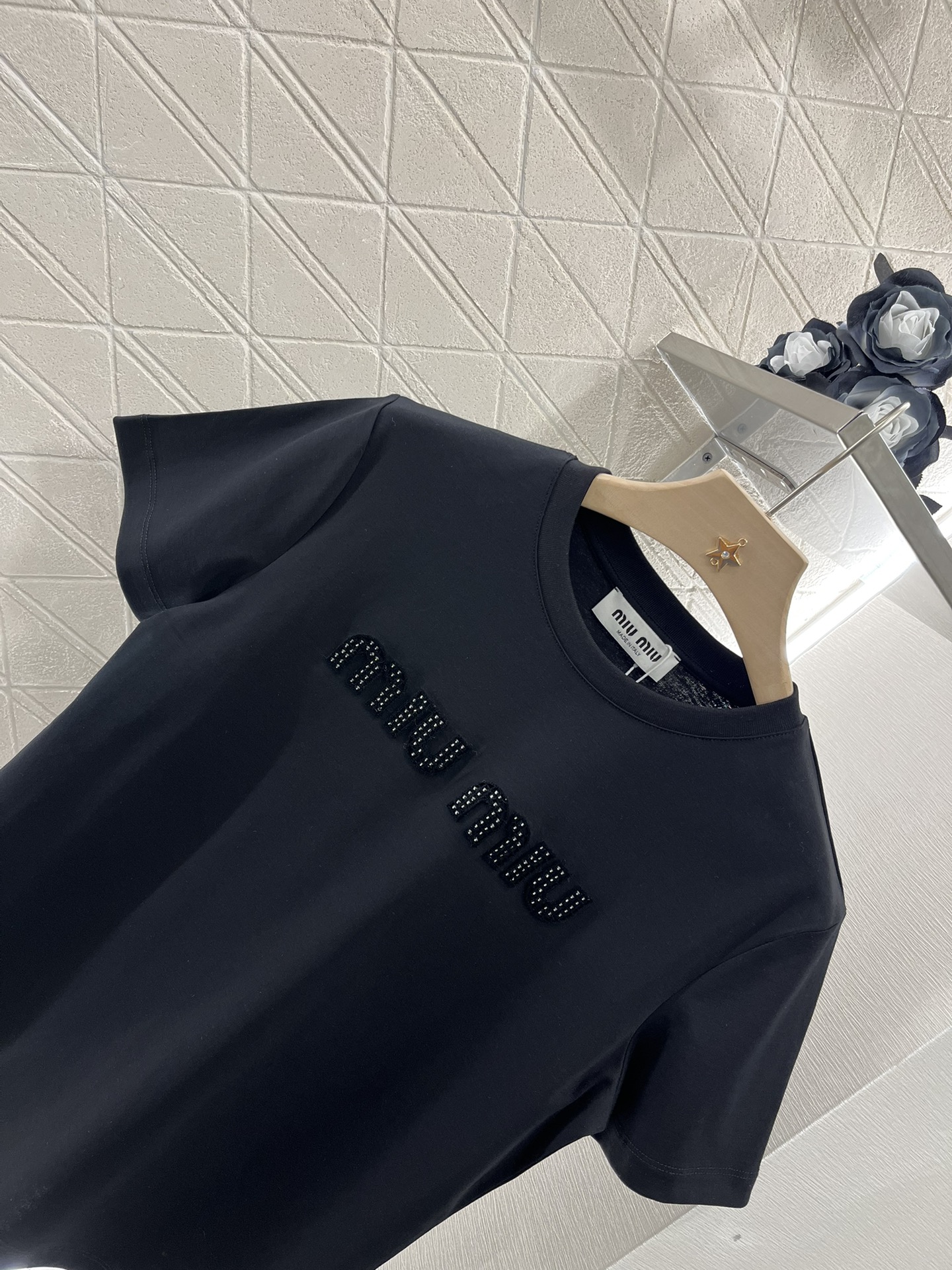 Miumi 2025 First-Rate Women’s Suit and Customized YB-Slashed T-Shirt Collection - 图片 3