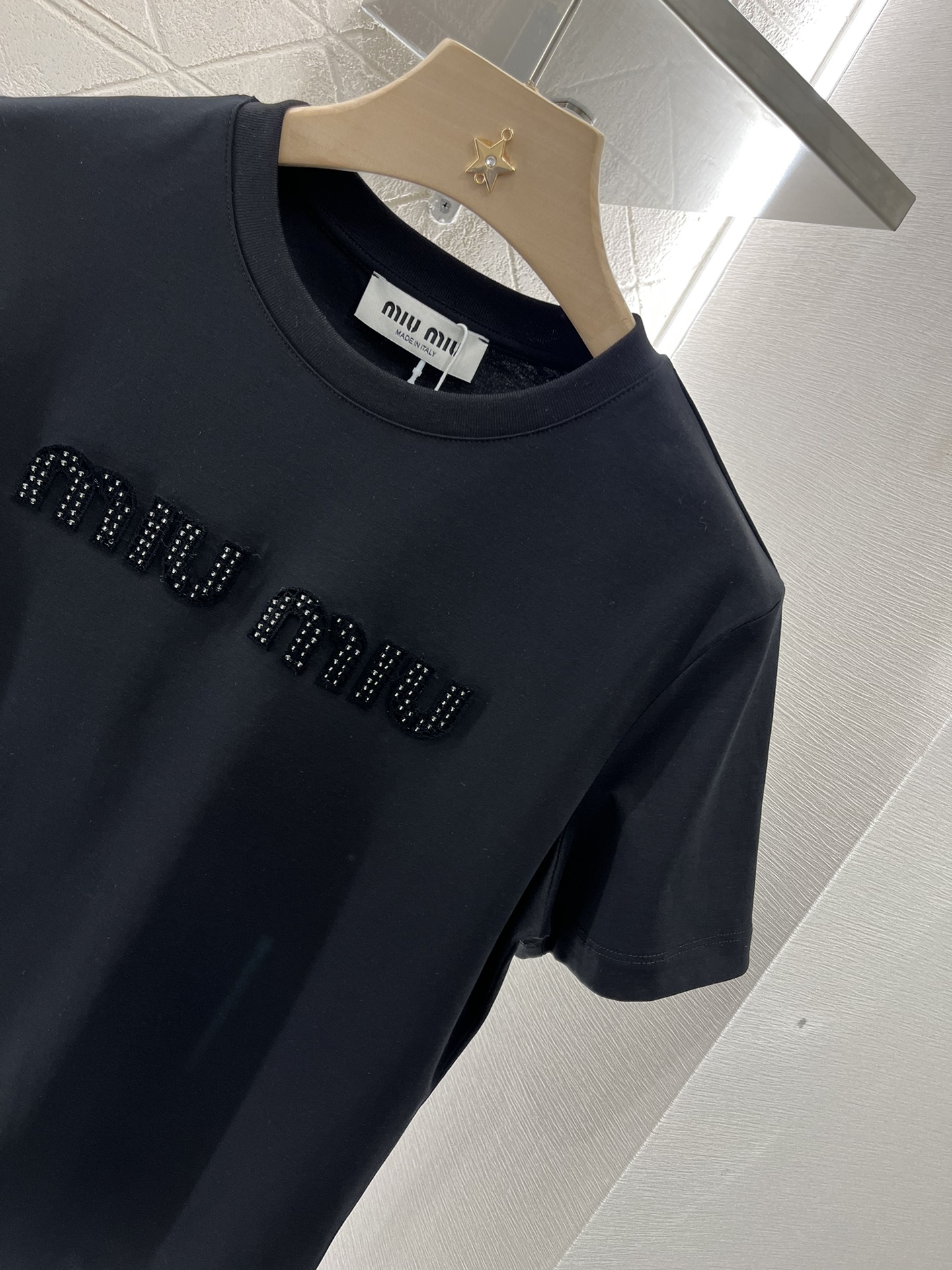 Miumi 2025 First-Rate Women’s Suit and Customized YB-Slashed T-Shirt Collection - 图片 8