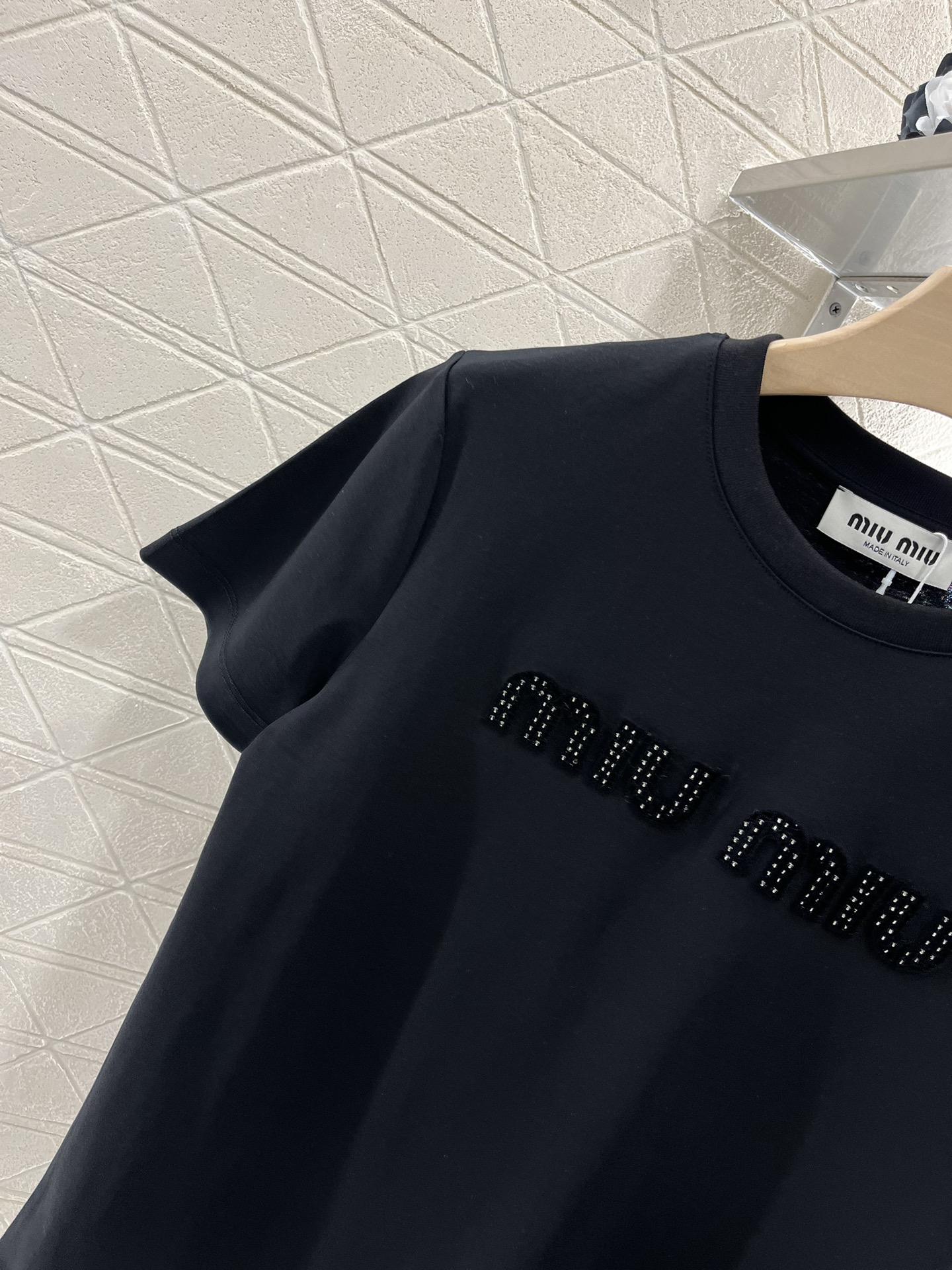 Miumi 2025 First-Rate Women’s Suit and Customized YB-Slashed T-Shirt Collection - 图片 6