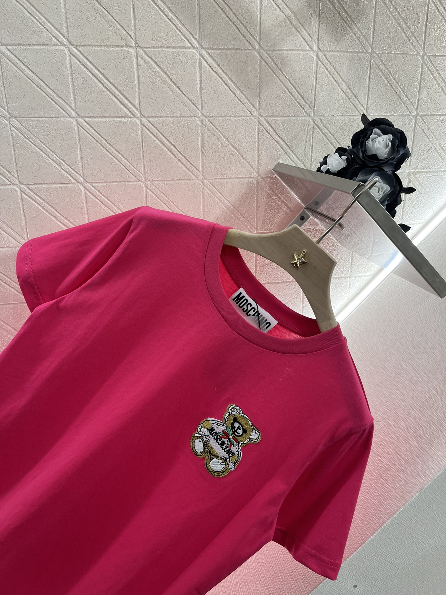 Moschino 2025 New Product: Round Collar Embroidery Tee for Fashionable High Street Style - 图片 5