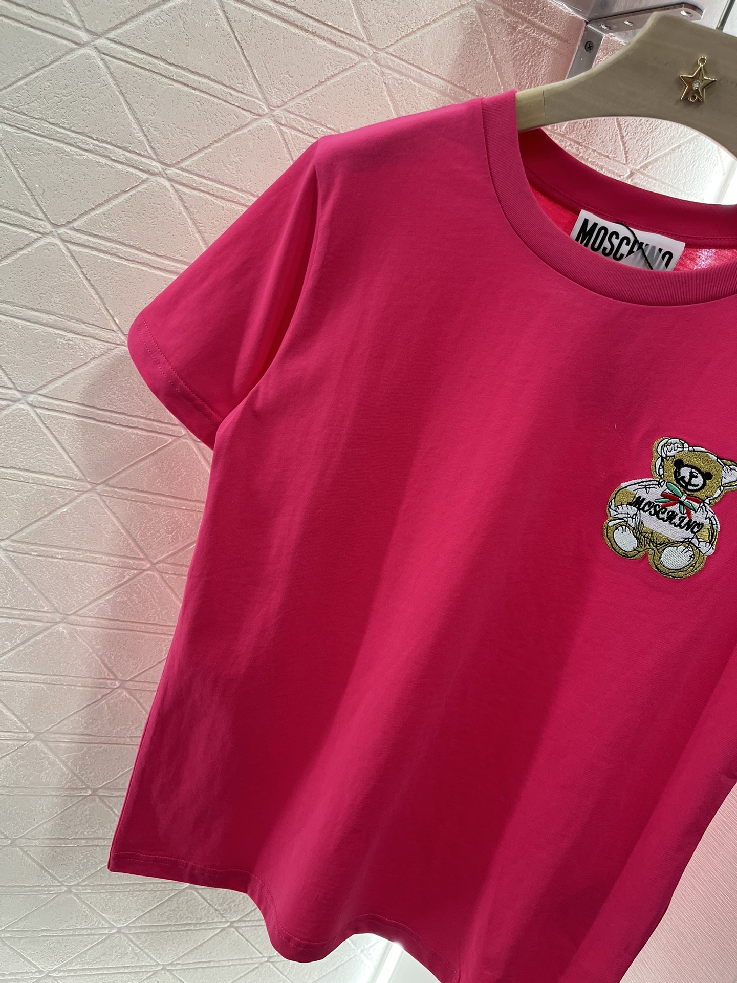 Moschino 2025 New Product: Round Collar Embroidery Tee for Fashionable High Street Style - 图片 8