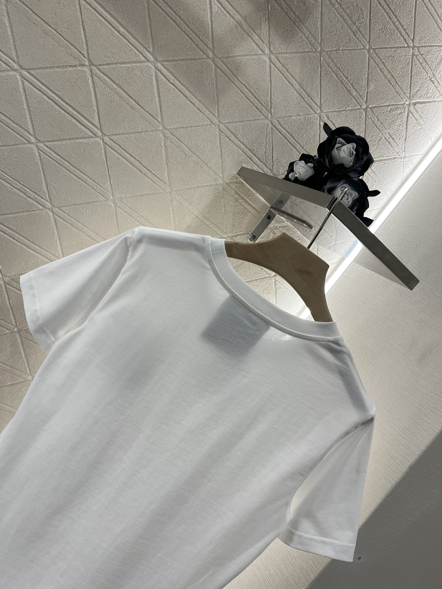 Moschino 2025 New Product: Embroidered Tee with Unique Design - 图片 4