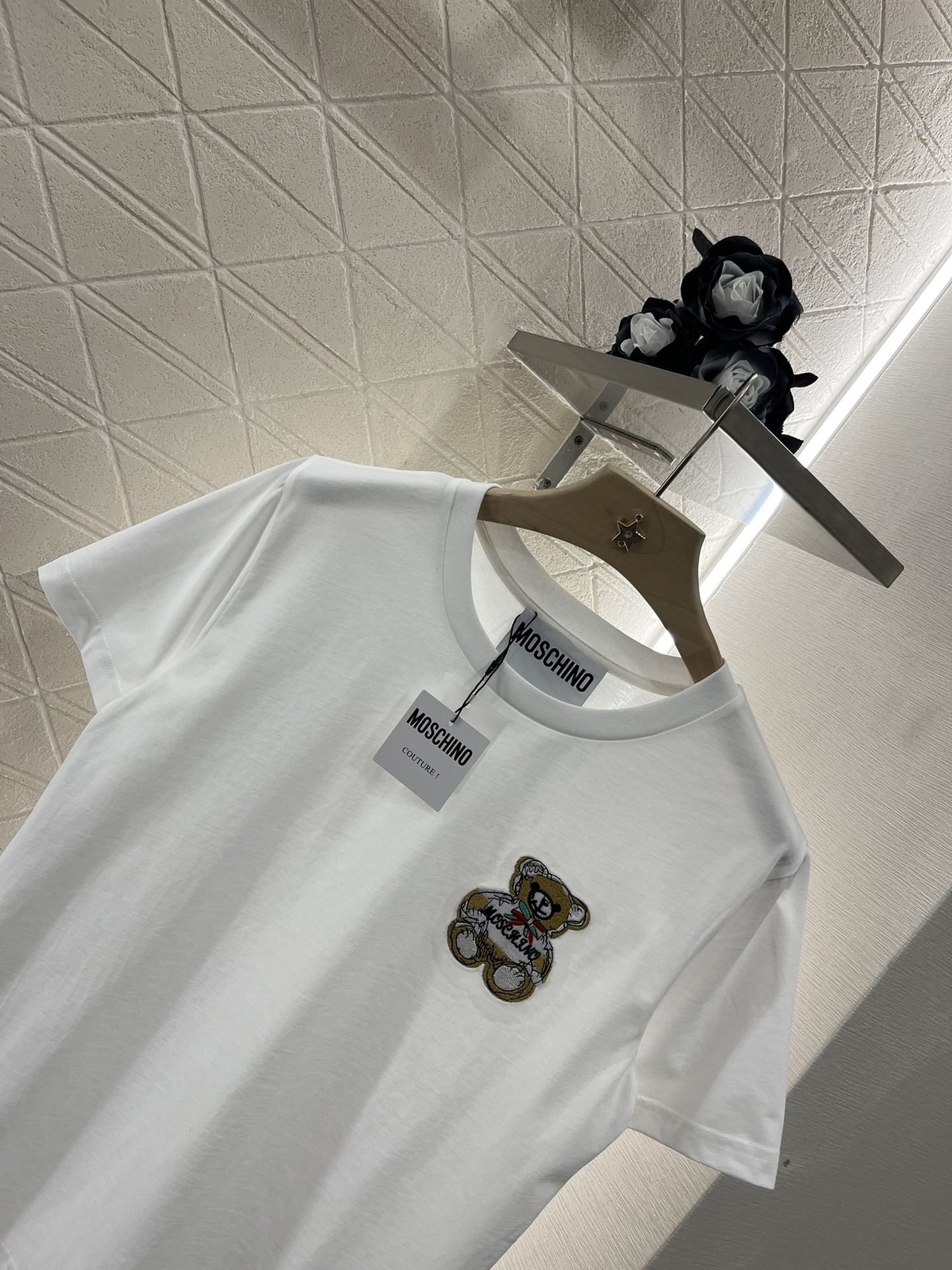 Moschino 2025 New Product: Embroidered Tee with Unique Design - 图片 3