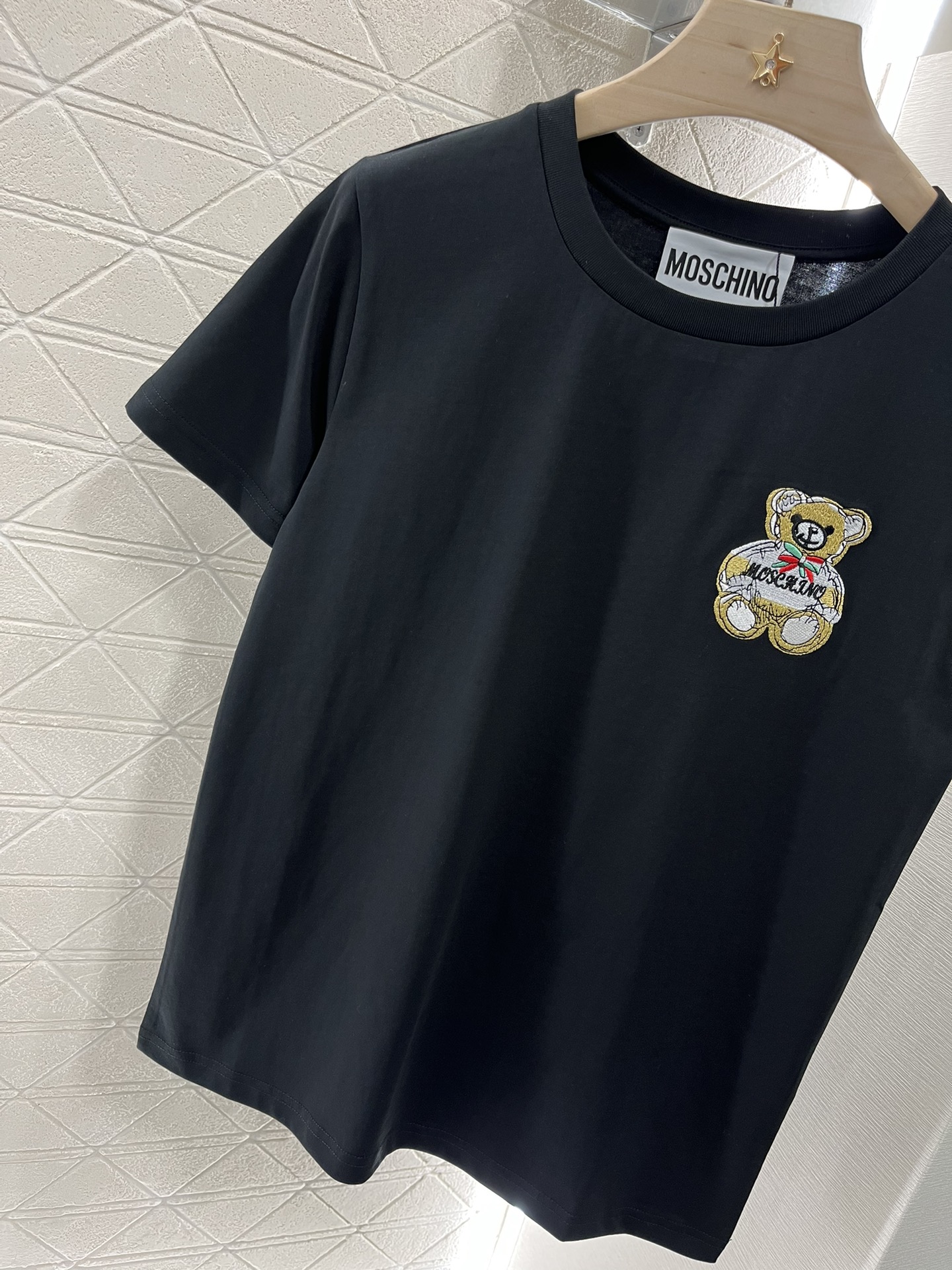 Moschino 2025 New Product: Embroidery Tee with Bear Letters, High Street Fashion - 图片 8