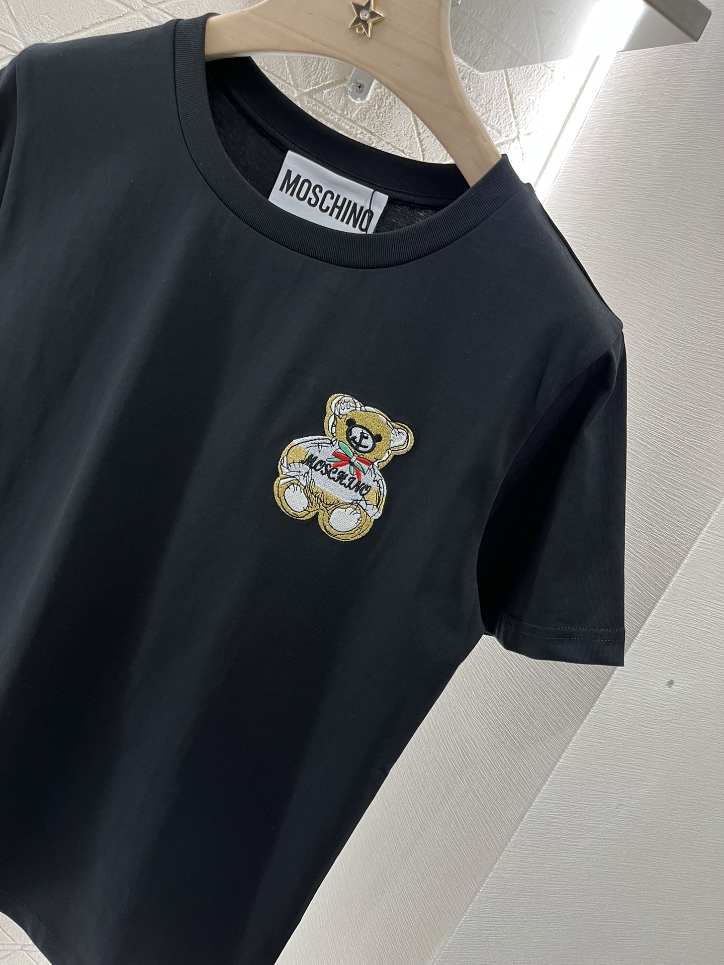 Moschino 2025 New Product: Embroidery Tee with Bear Letters, High Street Fashion - 图片 7