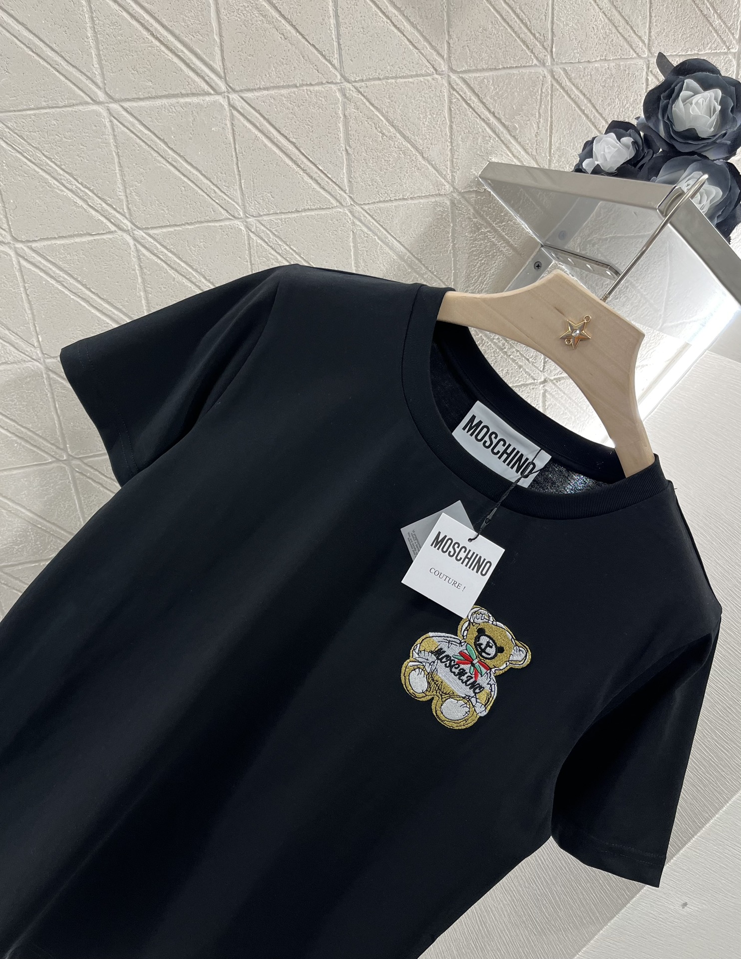 Moschino 2025 New Product: Embroidery Tee with Bear Letters, High Street Fashion - 图片 6