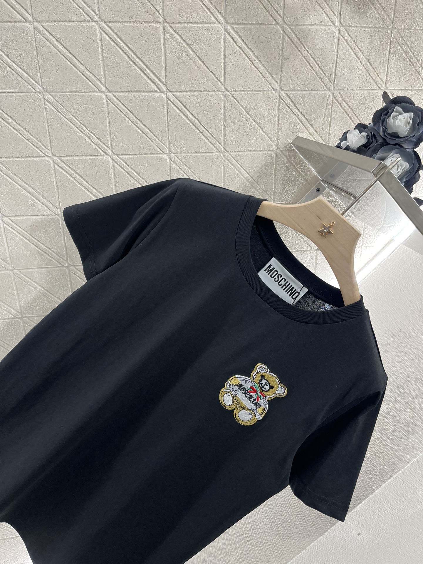 Moschino 2025 New Product: Embroidery Tee with Bear Letters, High Street Fashion - 图片 3