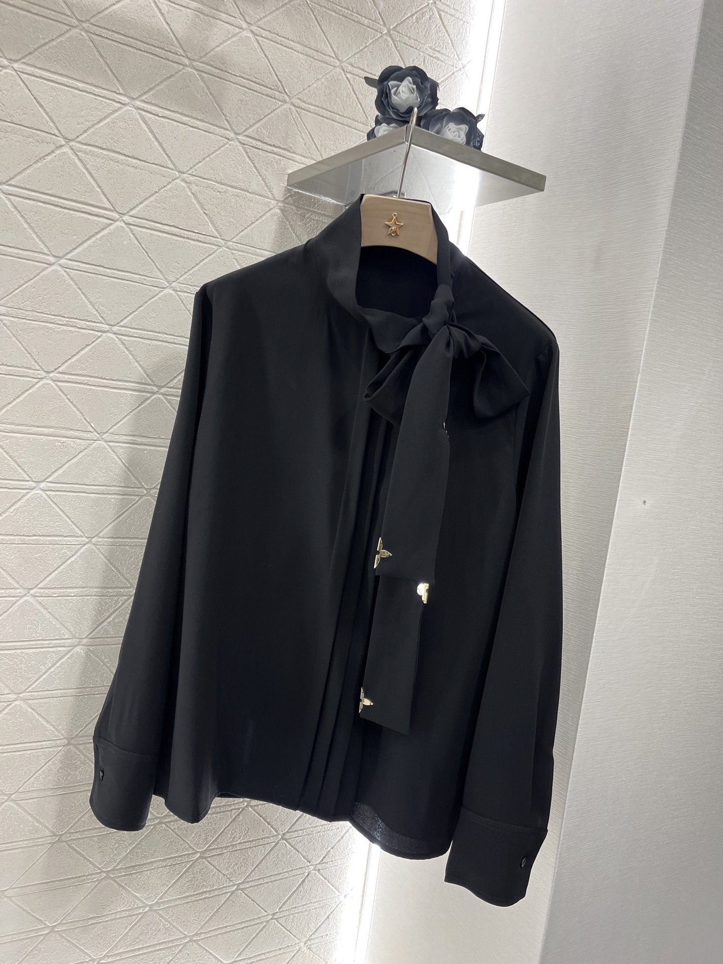 NO:315297,Louis Vuitto*2025 new product is available on the shelves. Accordion pleated necked shoulder shirt. Customized YB imported acetic acid material. Comfortable texture. Smooth high-end shoulder streamer style shirt design. Decorate body temperament. Quiet front pleated accordion pleated one side draped long streamer. Corsone-style design. Matched with metal four-leaf clover embellishment. More diverse gameplay. Add a gorgeous atmosphere. Neat tailoring to highlight the texture of the big brand. Large body is versatile and versatile. Full of high-end feel. No need for extra decoration. The style is more unified and coordinated. Easy to adapt to other items. Daily casual commuting. Customized surface accessories. Accurate version. High version. 2 colors.,louis vuitton,shirts,alexander wang.19860909Louis Vuitto*2025新品上架 风琴褶系带领正肩衬衫 定制YB进口醋酸材质 质感舒适 垂顺高级 正肩飘带风情衬衫设计 修饰身材气质恬静 前襟精致风琴褶皱单侧垂坠长飘带 可松可系设计 搭配金属四叶草点缀 玩法更多样化 增添华丽气息 利落剪裁彰显大牌质感 大身素色百搭不挑人 高级感满满 通体无需赘饰 风格更统一协调 轻松适配其他单品 日常休闲通勤穿着不出错 定制面辅料 认准版本 高版本 2色,,louis vuitton,shirts,alexander wang,Women's clothing