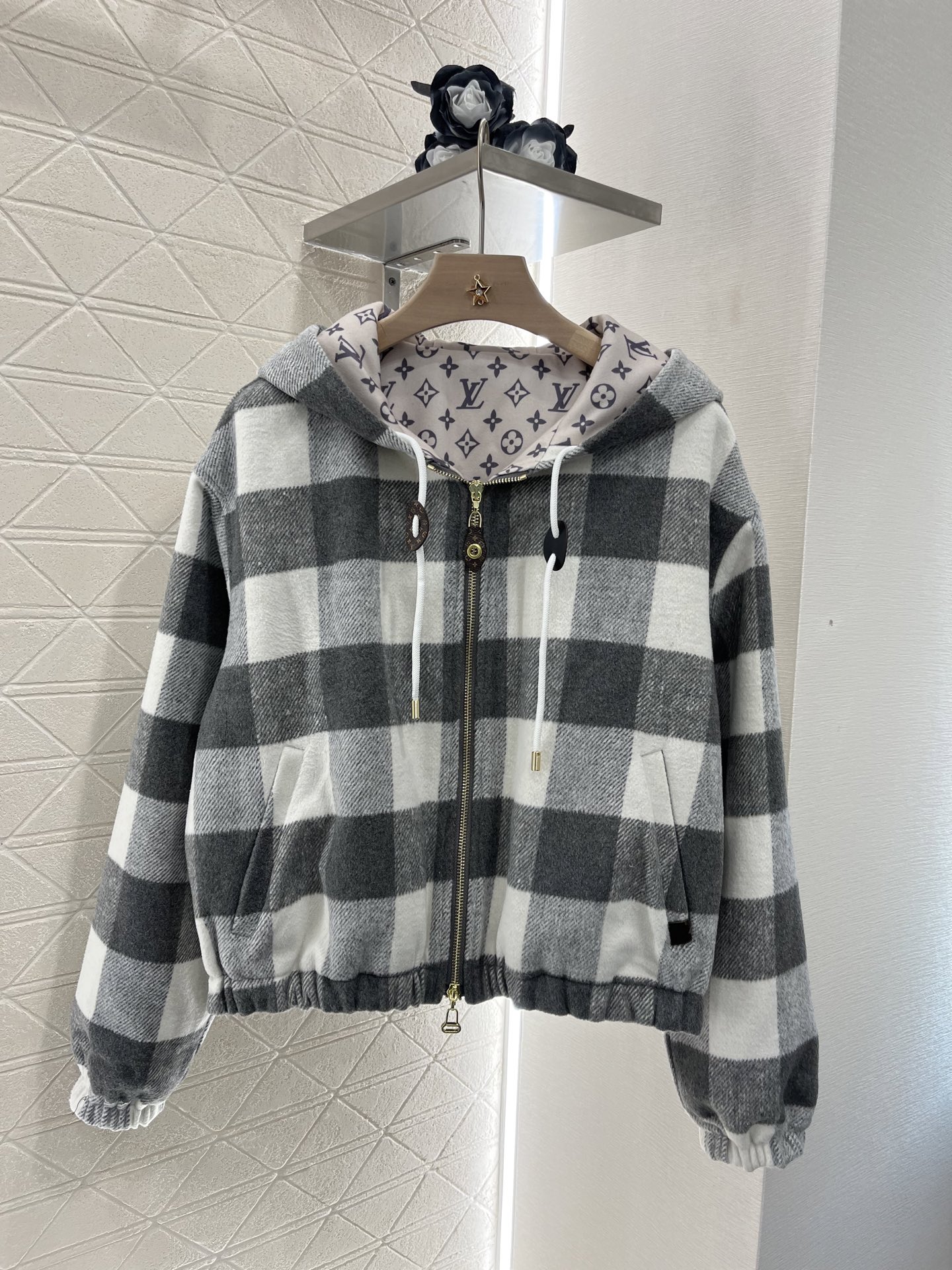 NO:315291,Louis Vuitto* 2025 new product is available. Gray and white plaid hooded zipper jacket. Customized YB imported fine imitation wool material. Comfortable and soft. Fashionable. Hooded zipper jacket style. Two-way zipper treatment is more convenient to put on and off. The cuff hem is exquisite and elastic. Gray and white plaid with inner milk tea presbyopia pattern. Low-saturation color style is more coordinated and unified. Drawstring zippers are integrated into the brand's presbyopia leather logo. Low-key highlights the brand's personality charm. Matched with waist pockets to enhance practicality. Comfortable and fashionable outfits can be easily controlled whether you are traveling or leisure. Fashion and relaxed. Customized surface accessories. Accurate version. High-end version,,louis vuitton, jackets & coats,hats,alexander wang19860909Louis Vuitto*2025新品上架 灰白格纹连帽拉链外套 定制YB进口精仿羊毛材质 舒适软糯 穿搭洋气 连帽拉链外套版型 双向拉链处理穿脱更便利 袖口下摆精致弹力包边 灰白格纹搭配内里奶茶色老花图案 低饱和色系风格更协调统一 抽绳拉链融入品牌老花皮标 低调彰显了品牌个性魅力 搭配腰间插兜 提升实用性 穿搭舒适时尚 无论日常出行还是休闲娱乐 都能轻松驾驭 时尚松弛 定制面辅料 认准版本 高版本,,louis vuitton,jackets & coats,hats,alexander wang,Women's clothing