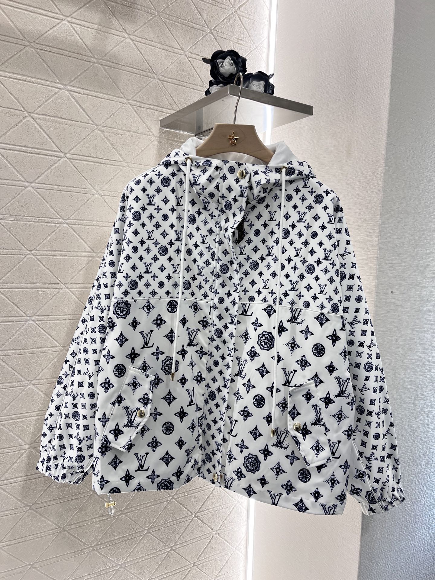 NO:315302,Louis Vuitto* 2025 new product is available. Printed hooded charge jacket jacket. Customized YB imported charge nylon material. Breathable and comfortable. Full texture. Hooded drawstring jacket jacket style. The large body is full of printed clothes. The letter logo complements the four-leaf clover elements. It is low-key to show taste with leather zipper buckle. The cuffs are elastic and elastic to fit the body. The more lightweight and flexible hem tightening design, easy outline the waist to get rid of bloat. The wind and cold protection effect is first-class. The fine fabric inside is better breathable. Improve the fashion of outdoor activities. Any random outfit is outstanding and fashionable. Customized surface accessories. Accurate version. High version. 2 colors., louis vuitton, jackets & coats, jackets & coats, hats, alexander wang.19860909Louis Vuitto*2025新品上架  印花连帽冲锋夹克外套 定制YB进口冲锋尼龙材质 透气舒适 质感十足 连帽抽绳夹克外套版型 大身通体以印花满铺作为亮点 字母徽标与四叶草元素相得益彰 配合皮标拉链扣低调彰显品味 袖口弹性松紧贴合身型 更轻便灵活下摆收紧设计 轻松勾勒腰身 摆脱臃肿 防风御寒效果一流 内里精细面料透气性更佳 提升户外活动穿搭的时尚度 随意外搭都出彩时髦 定制面辅料 认准版本 高版本 2色,,louis vuitton,jackets & coats,jackets & coats,hats,alexander wang,Women's clothing