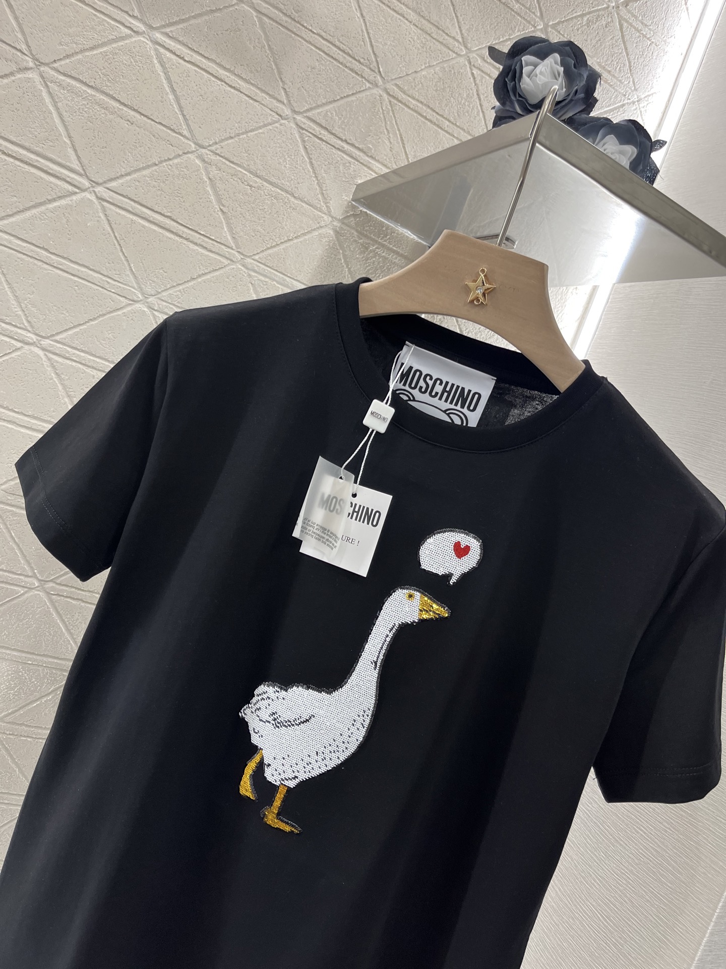 Moschino 2025 New Product: Diamond-Embroidered Tee for Valentine’s Day - 图片 3