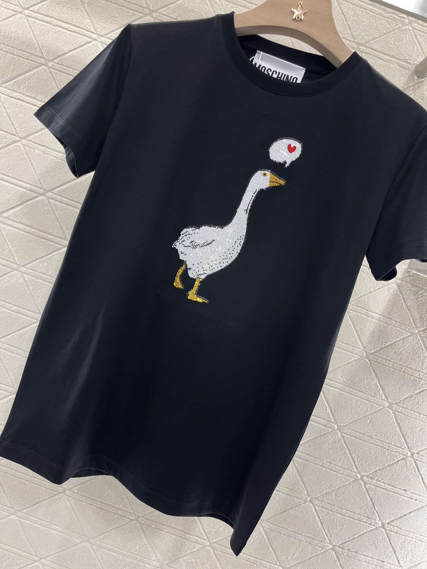 Moschino 2025 New Product: Diamond-Embroidered Tee for Valentine’s Day - 图片 5