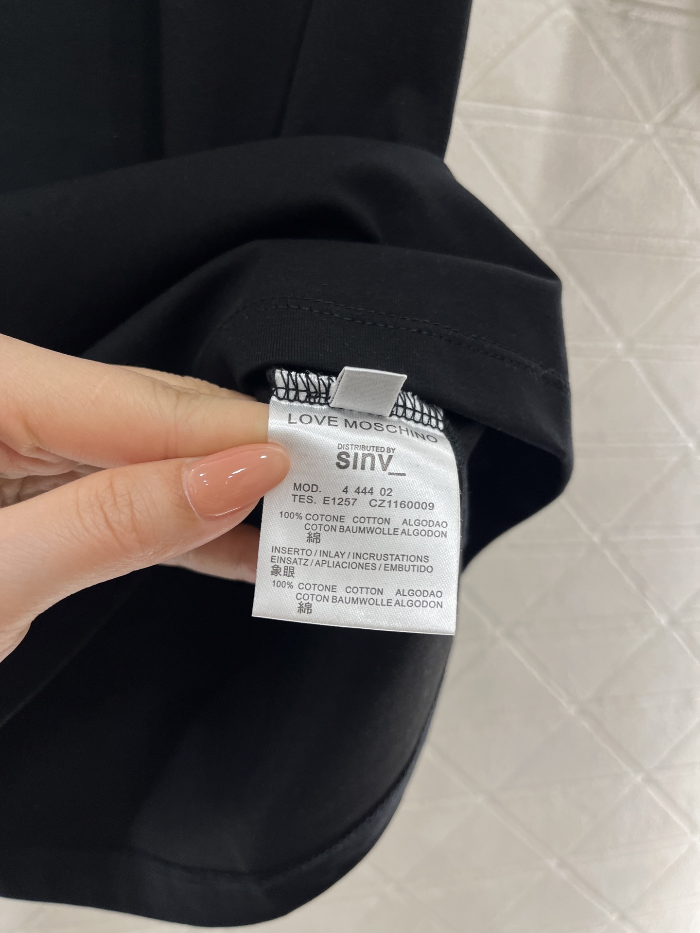 Moschino 2025 New Product: Diamond-Embroidered Tee for Valentine’s Day - 图片 9