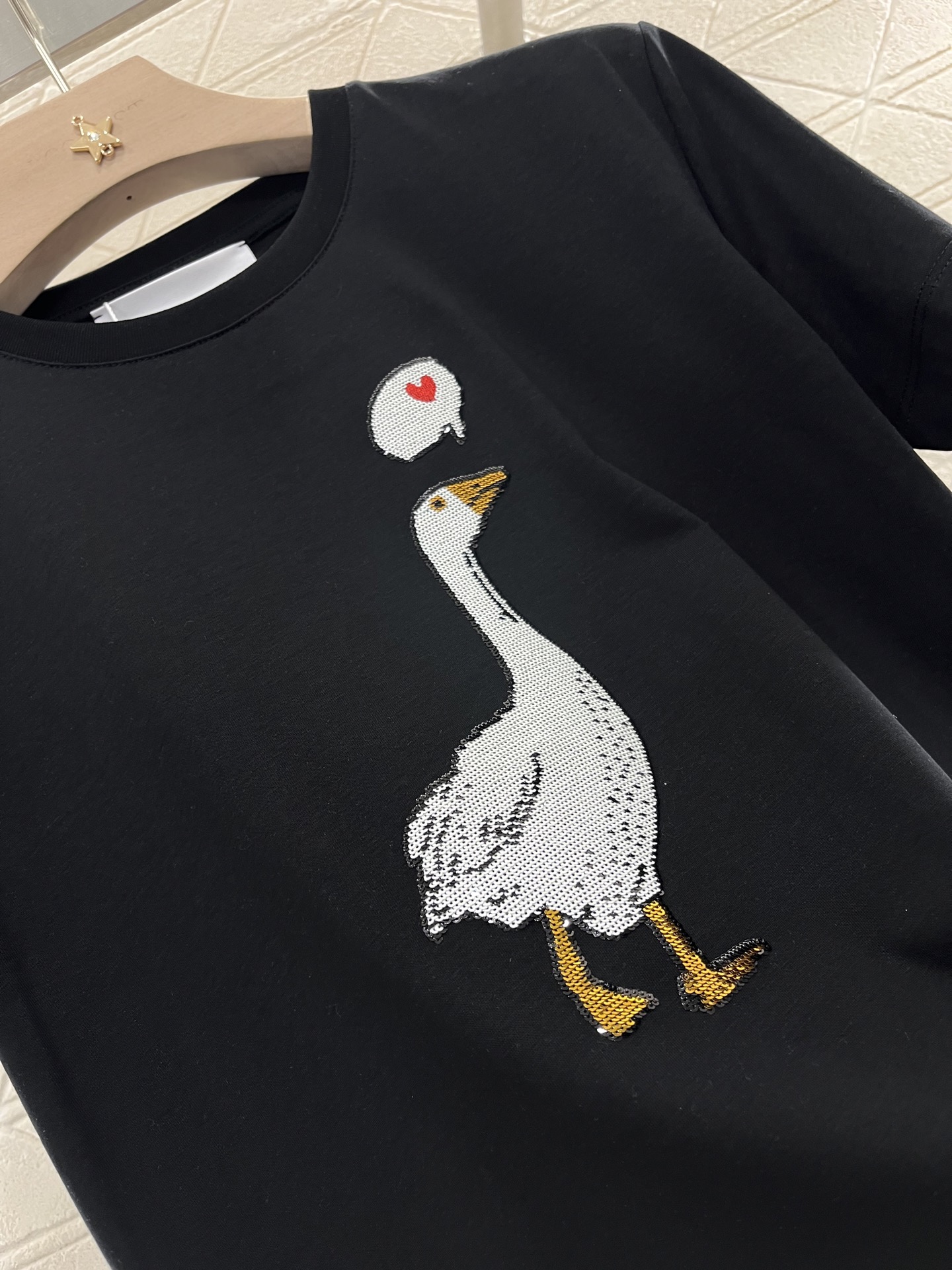 Moschino 2025 New Product: Diamond-Embroidered Tee for Valentine’s Day - 图片 6