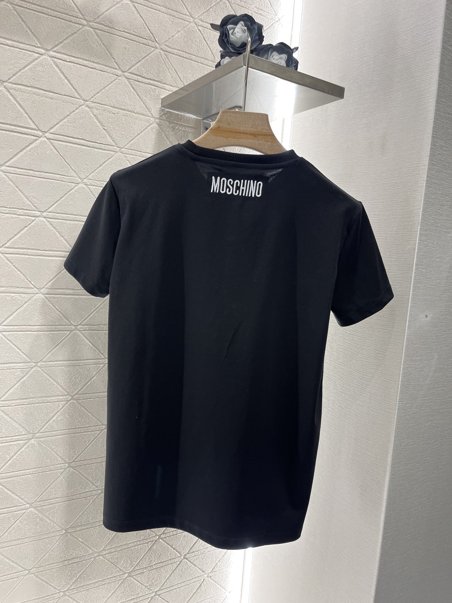 Moschino 2025 New Product: Diamond-Embroidered Tee for Valentine’s Day - 图片 2