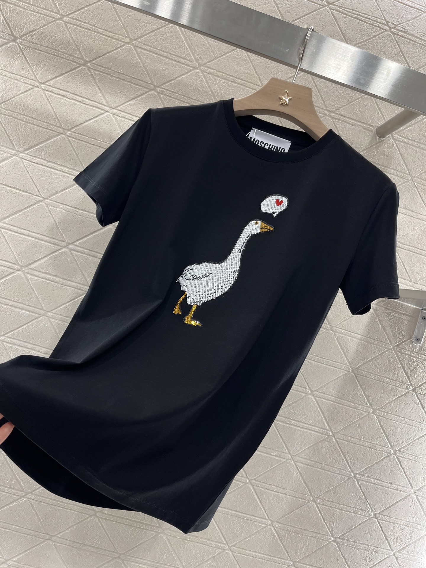 Moschino 2025 New Product: Diamond-Embroidered Tee for Valentine’s Day - 图片 8