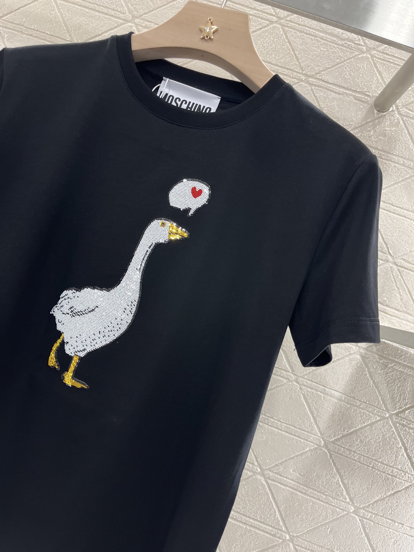 Moschino 2025 New Product: Diamond-Embroidered Tee for Valentine’s Day - 图片 7