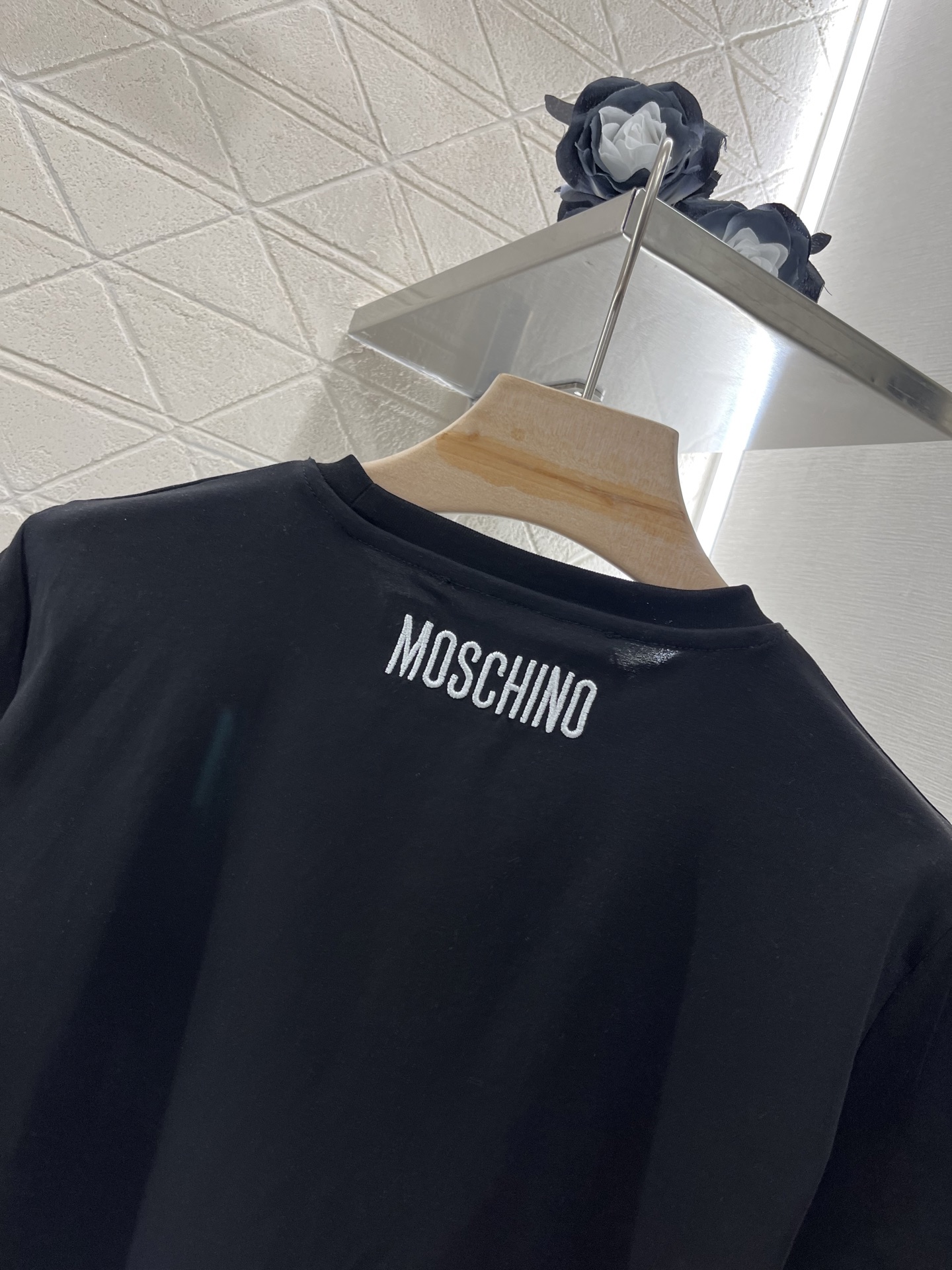 Moschino 2025 New Product: Diamond-Embroidered Tee for Valentine’s Day - 图片 4