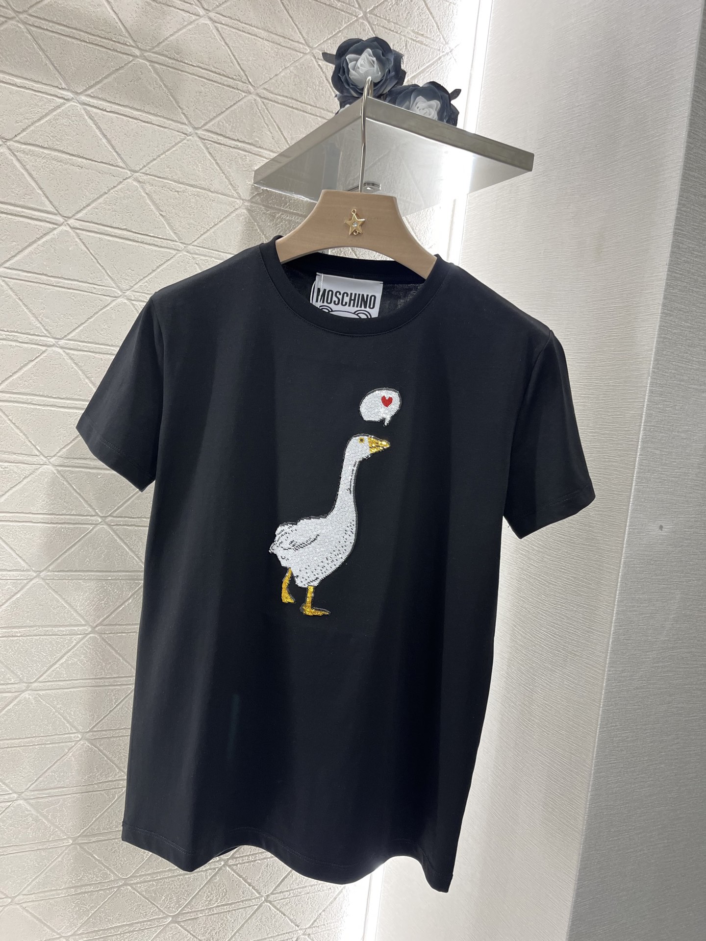 Moschino 2025 New Product: Diamond-Embroidered Tee for Valentine’s Day - 图片 1