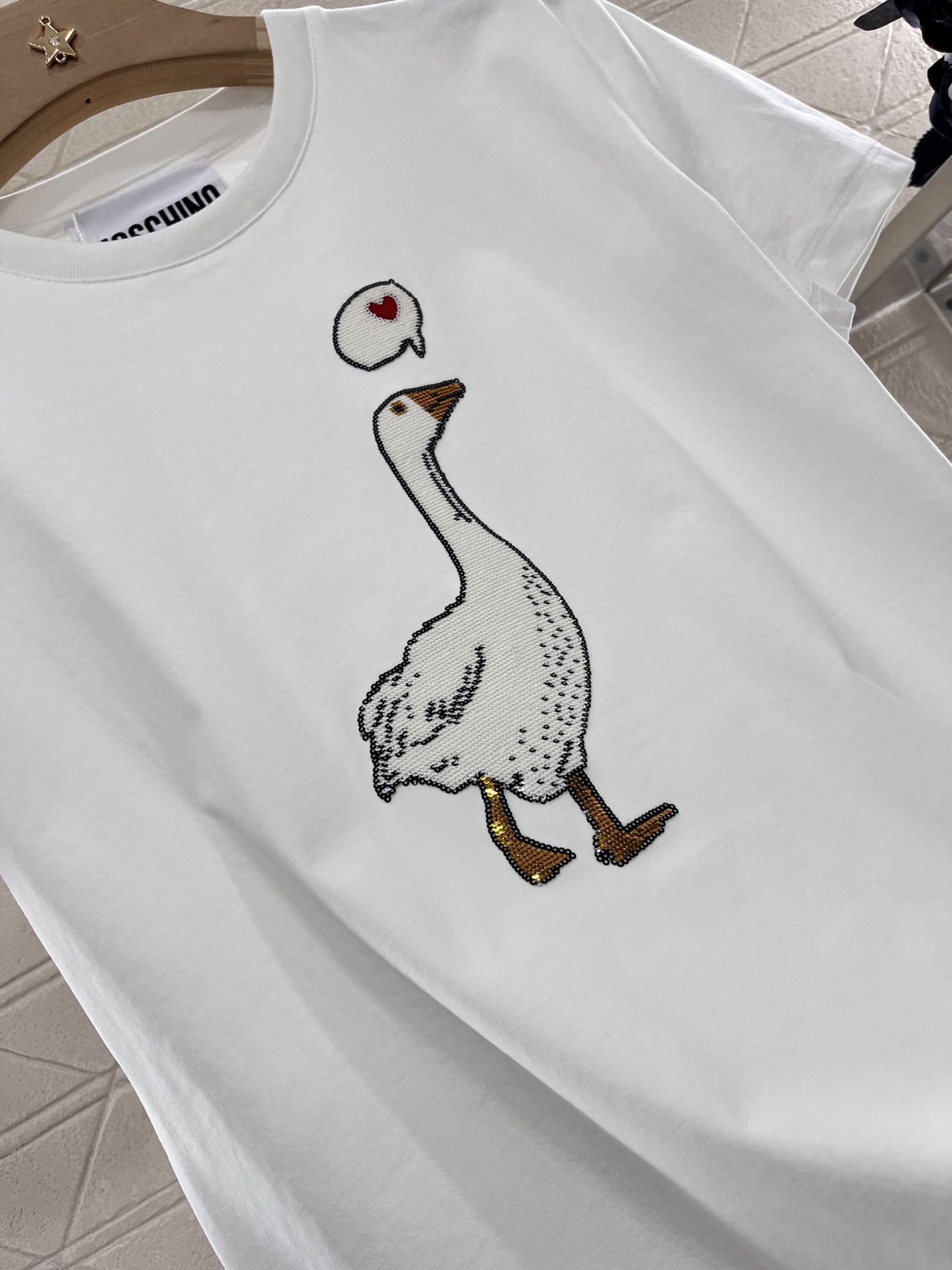 P322: Moschino 2025 Tee with Diamond Embroidery – High-Quality Valentine’s Day Series - 图片 7
