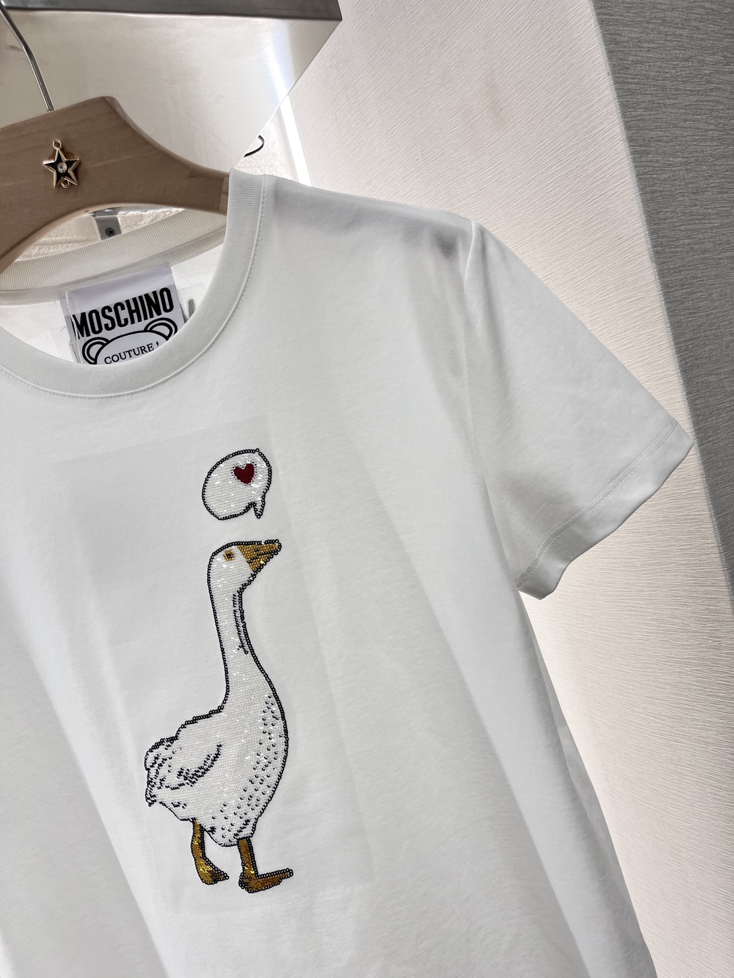 P322: Moschino 2025 Tee with Diamond Embroidery – High-Quality Valentine’s Day Series - 图片 6