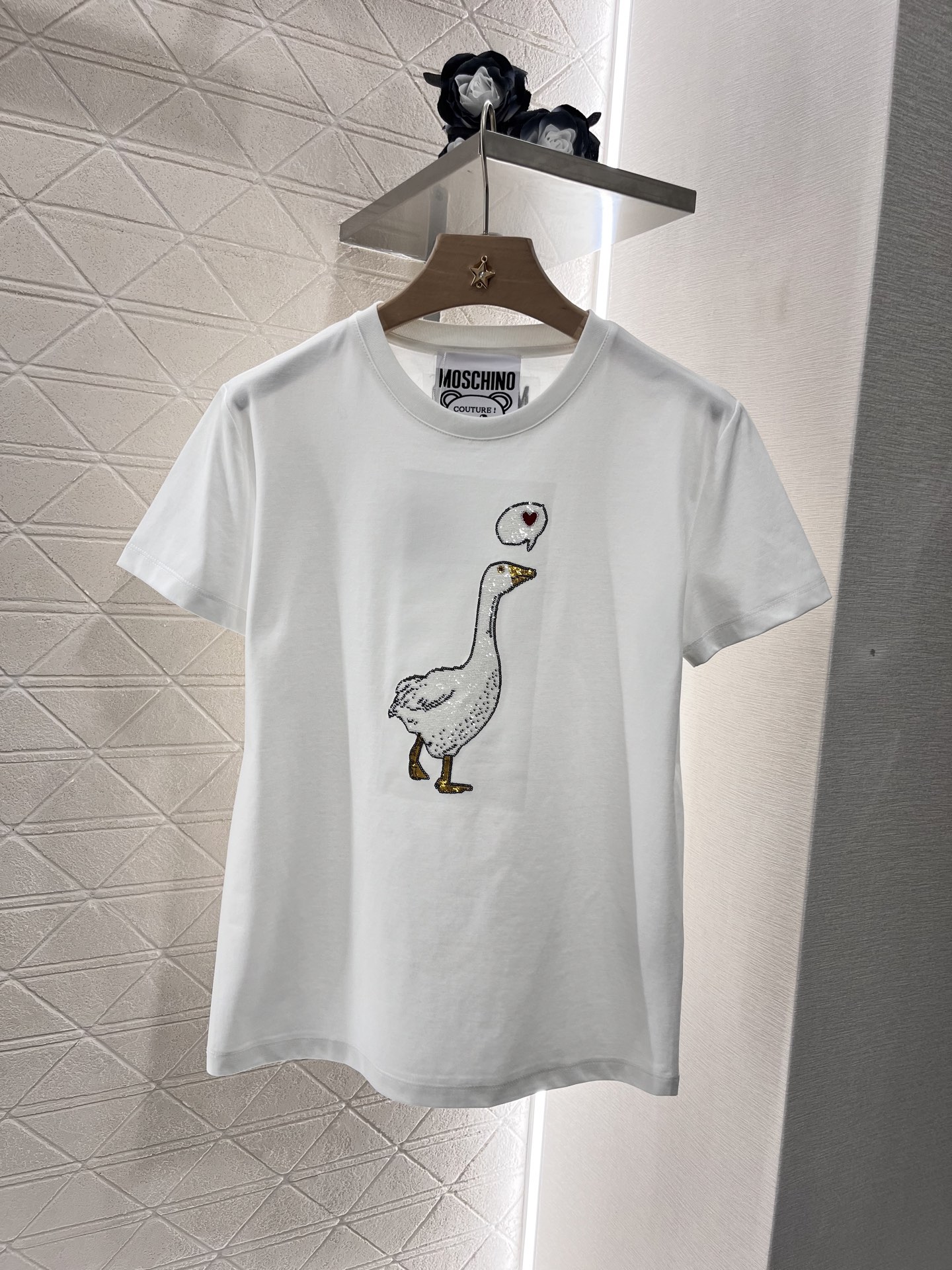 P322: Moschino 2025 Tee with Diamond Embroidery – High-Quality Valentine’s Day Series