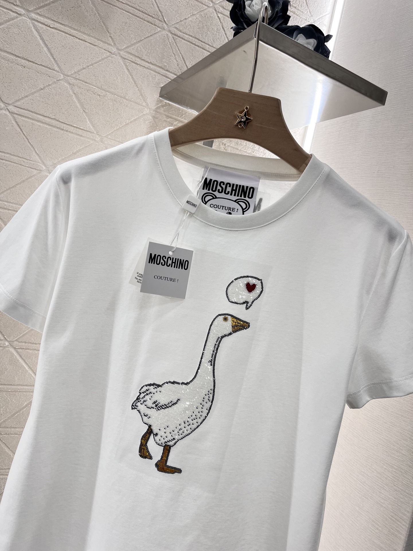 P322: Moschino 2025 Tee with Diamond Embroidery – High-Quality Valentine’s Day Series - 图片 3