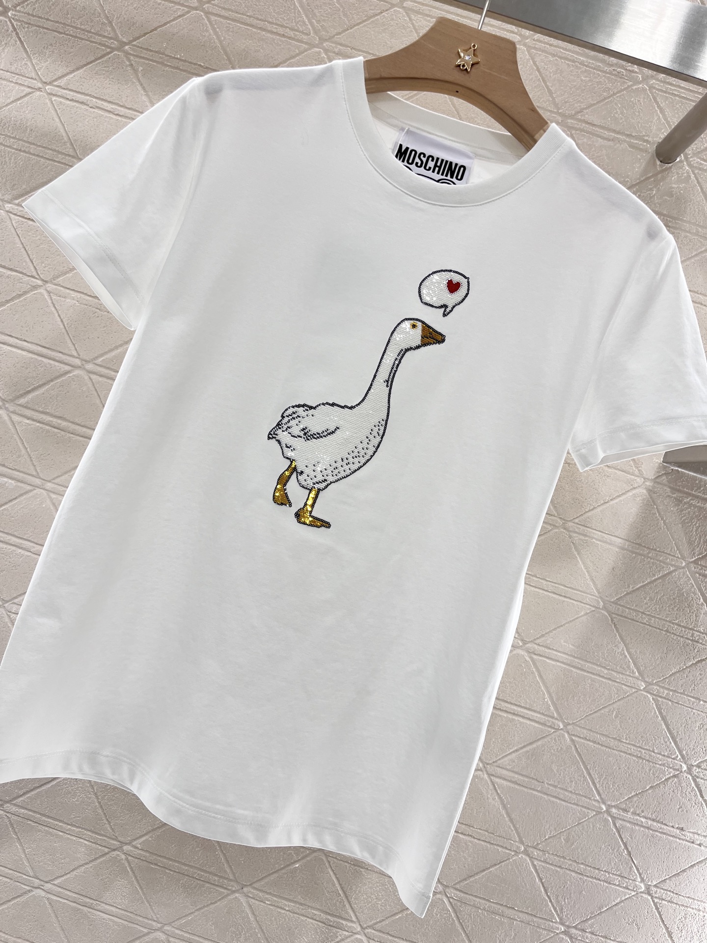 P322: Moschino 2025 Tee with Diamond Embroidery – High-Quality Valentine’s Day Series - 图片 5