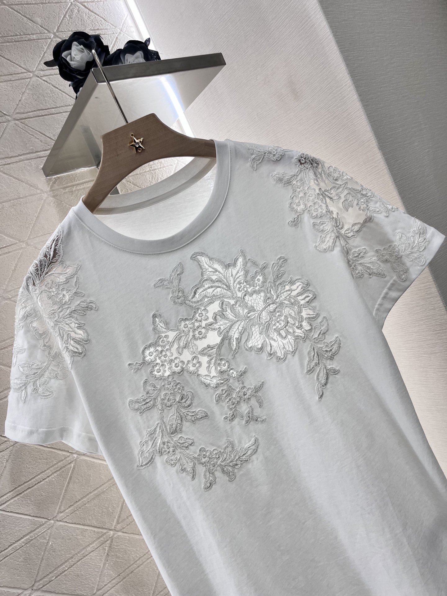 Ermanno Scervino 2025: Original Lace Embroidered Women’s T-Shirt Collection - 图片 3
