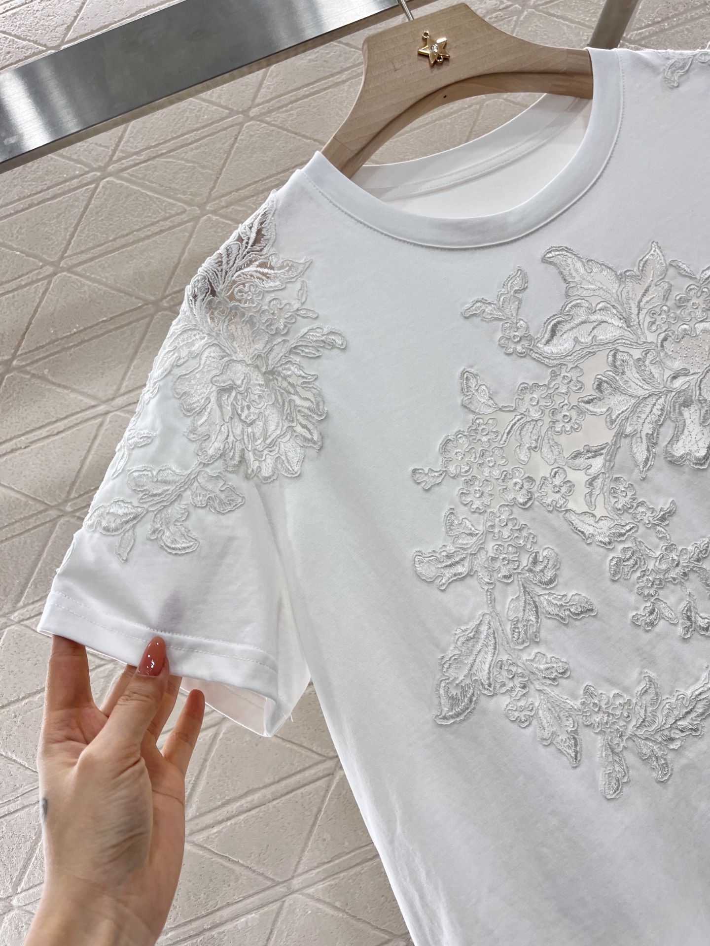 Ermanno Scervino 2025: Original Lace Embroidered Women’s T-Shirt Collection - 图片 8