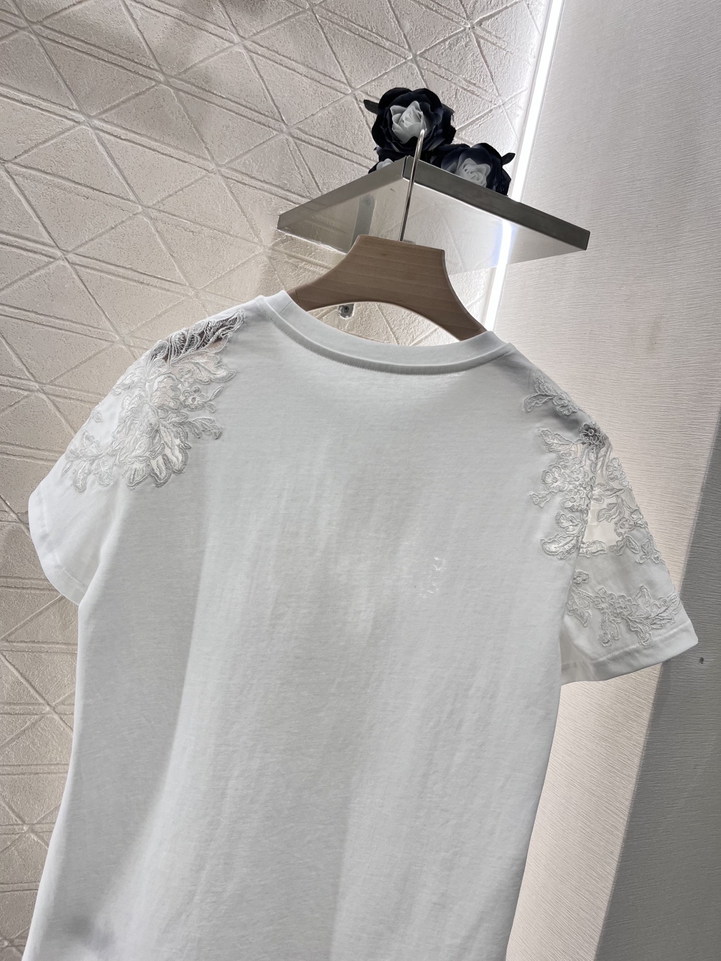 Ermanno Scervino 2025: Original Lace Embroidered Women’s T-Shirt Collection - 图片 4