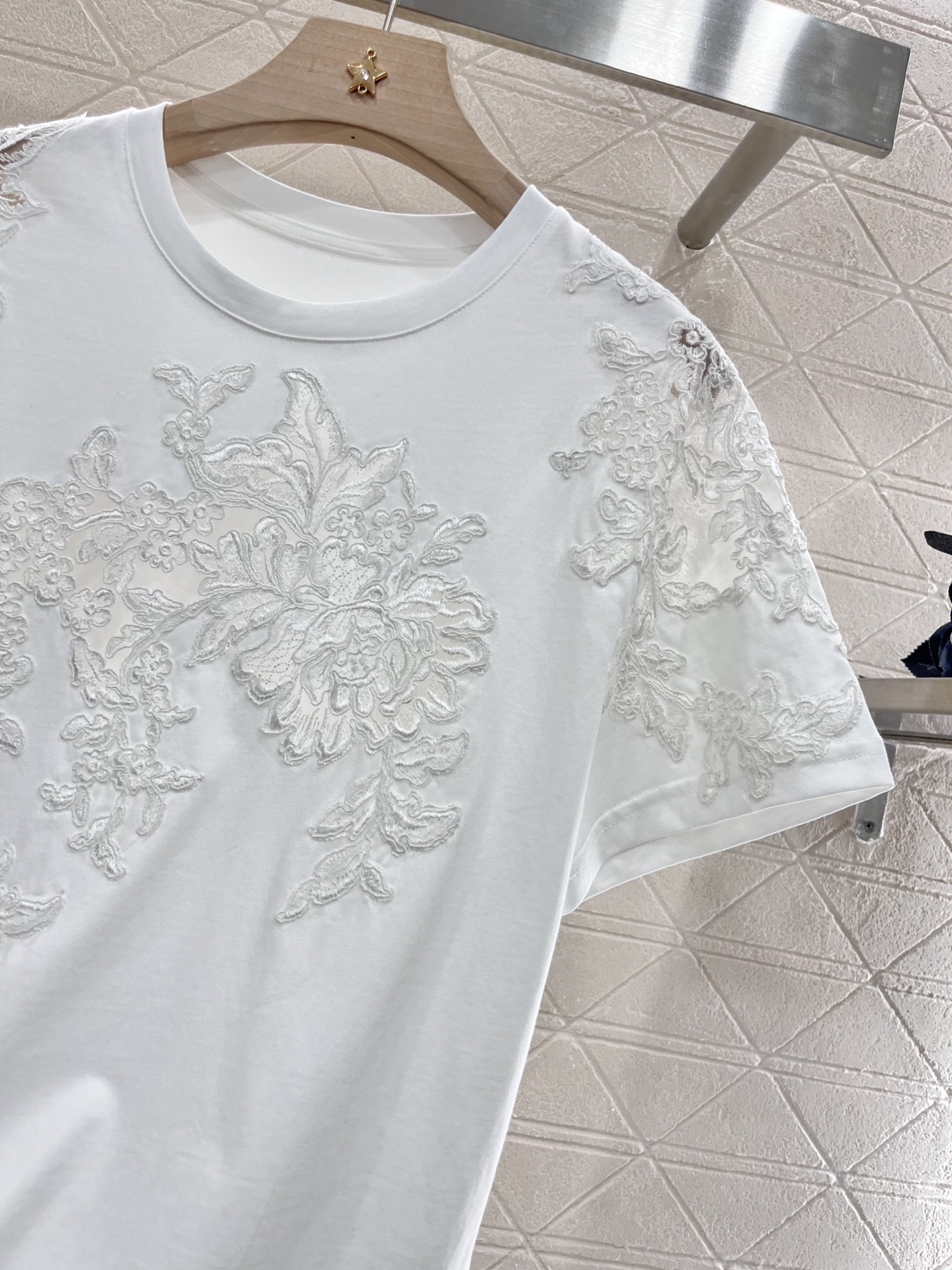 Ermanno Scervino 2025: Original Lace Embroidered Women’s T-Shirt Collection - 图片 6