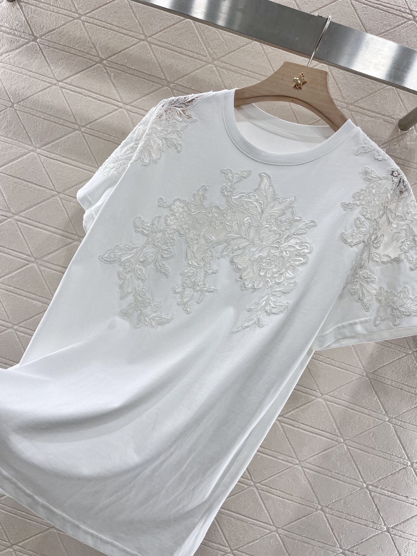 Ermanno Scervino 2025: Original Lace Embroidered Women’s T-Shirt Collection - 图片 5