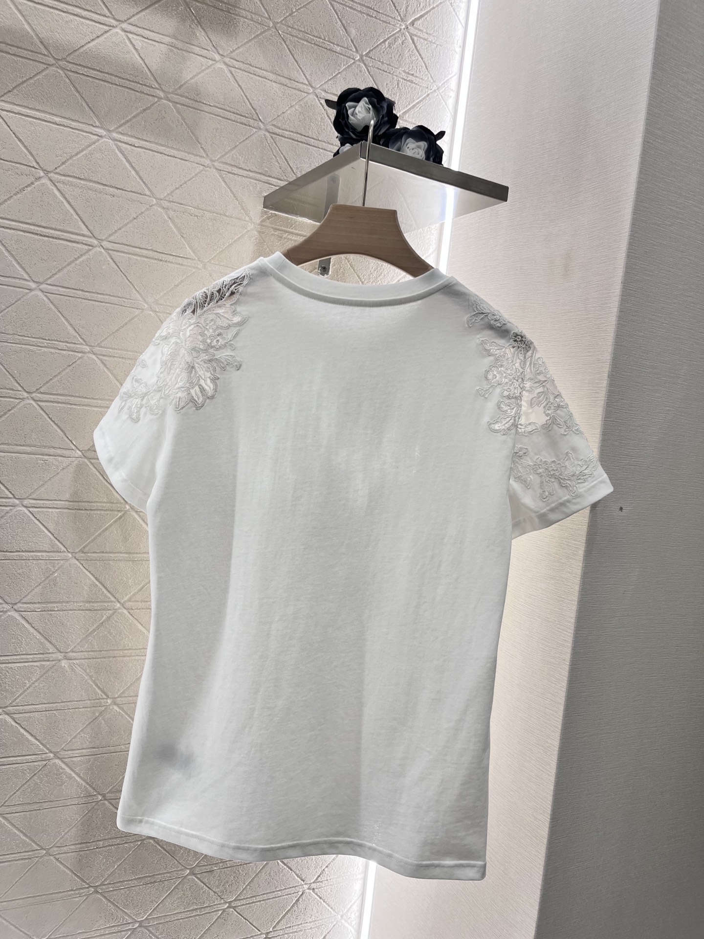 Ermanno Scervino 2025: Original Lace Embroidered Women’s T-Shirt Collection - 图片 2