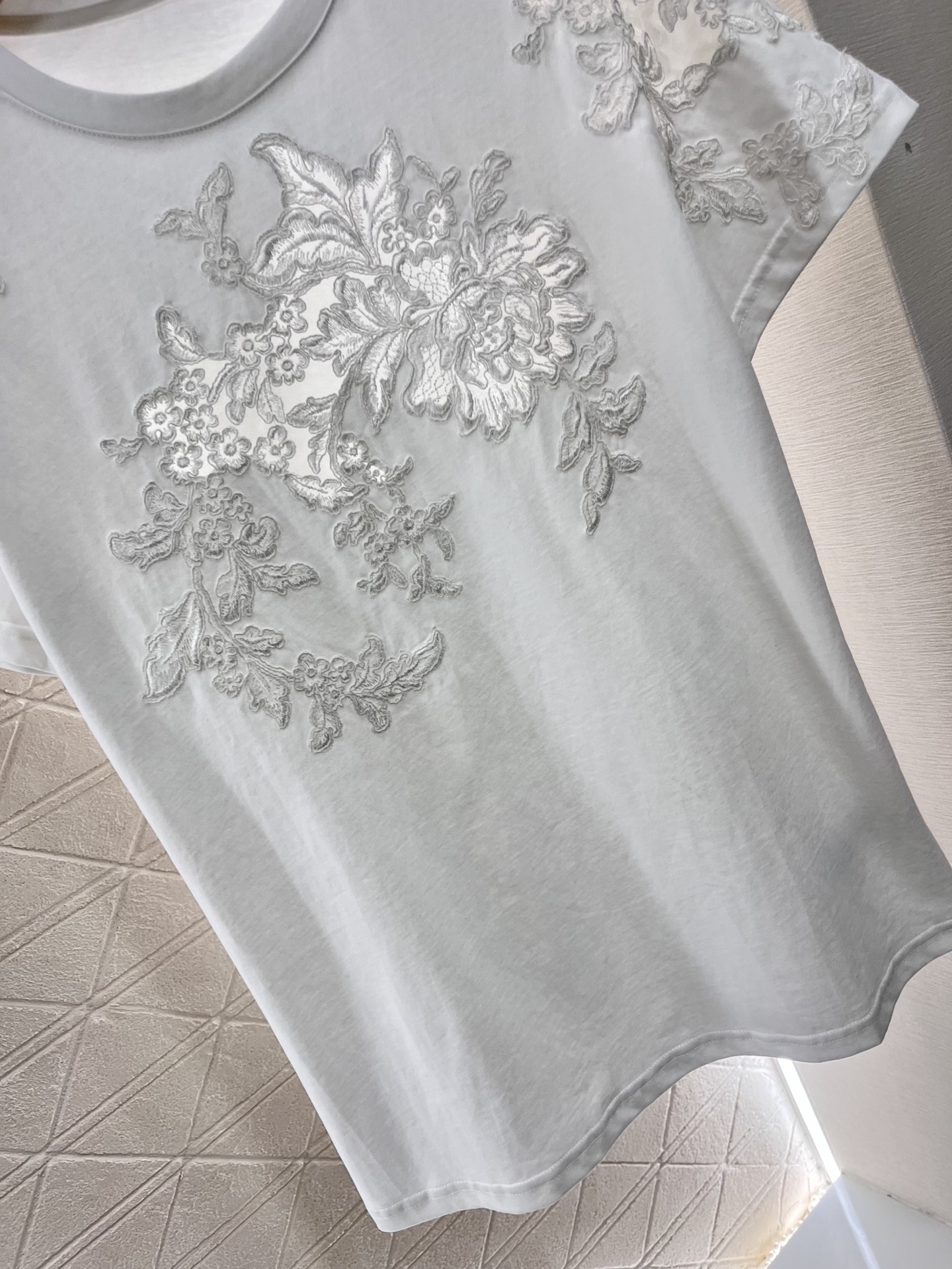 Ermanno Scervino 2025: Original Lace Embroidered Women’s T-Shirt Collection - 图片 7