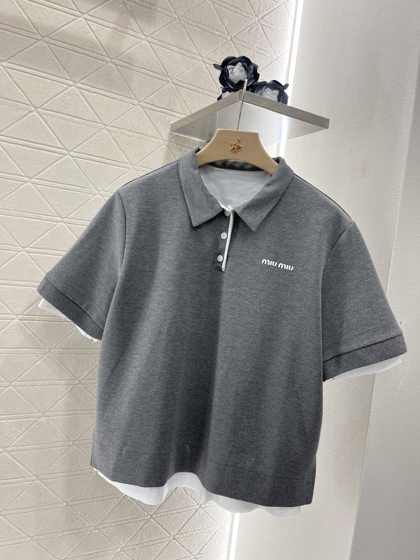 ♥Miumi*♥2025新品上架
  翻领𝑝𝑜𝑙𝑜上衣百褶短裙套装
定制YB进口人棉材质 舒适软糯 穿搭