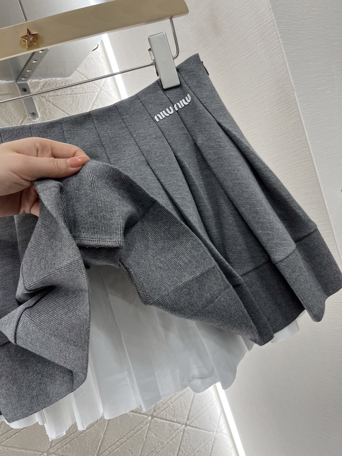 ♥Miumi*♥2025新品上架
  翻领𝑝𝑜𝑙𝑜上衣百褶短裙套装
定制YB进口人棉材质 舒适软糯 穿搭