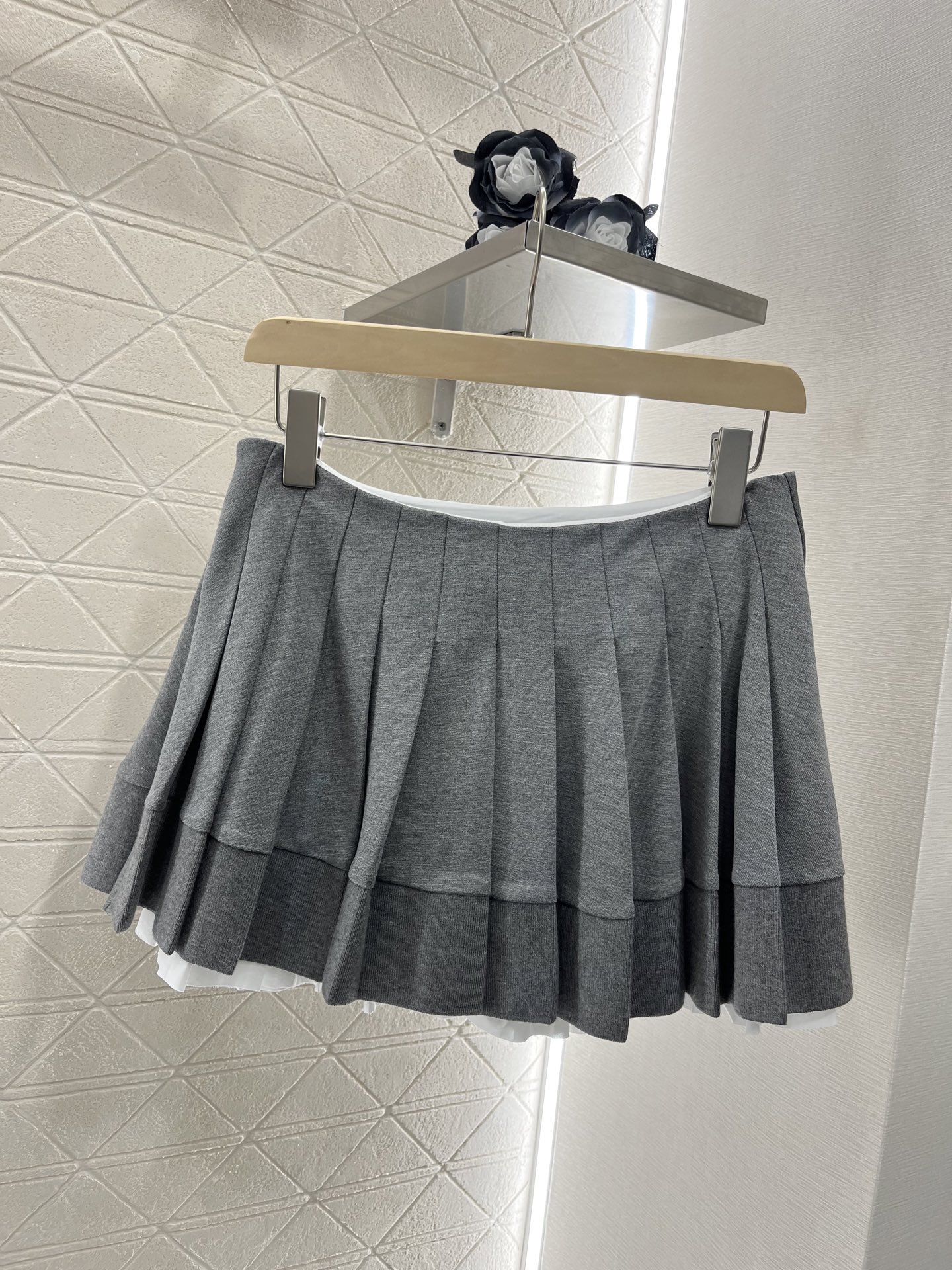 ♥Miumi*♥2025新品上架
  翻领𝑝𝑜𝑙𝑜上衣百褶短裙套装
定制YB进口人棉材质 舒适软糯 穿搭