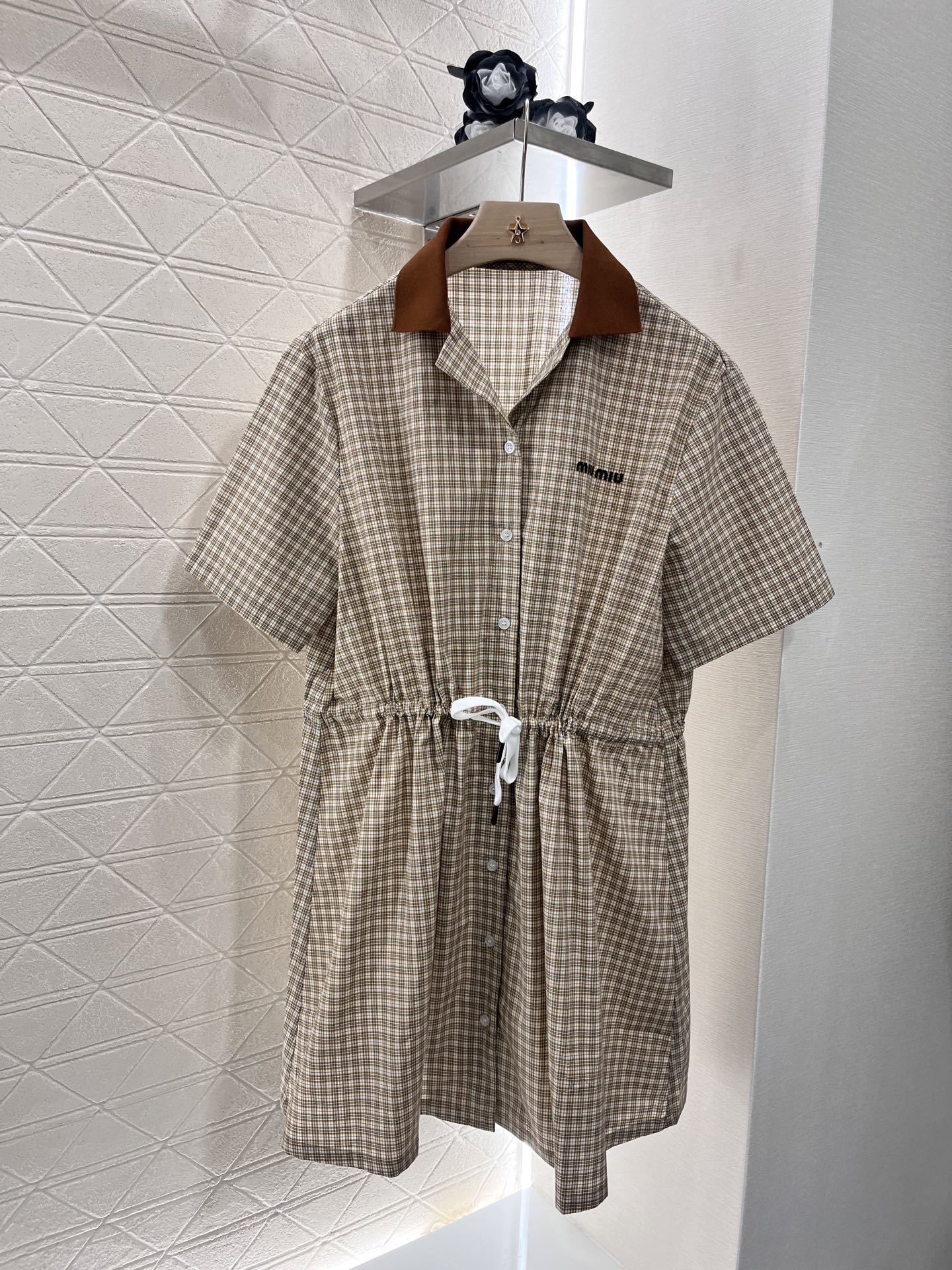 ♥Miumi*♥2025新品上架
  格纹短袖衬衫连衣裙
定制YB斜纹全棉材质 柔软亲肤 舒适不易皱 短