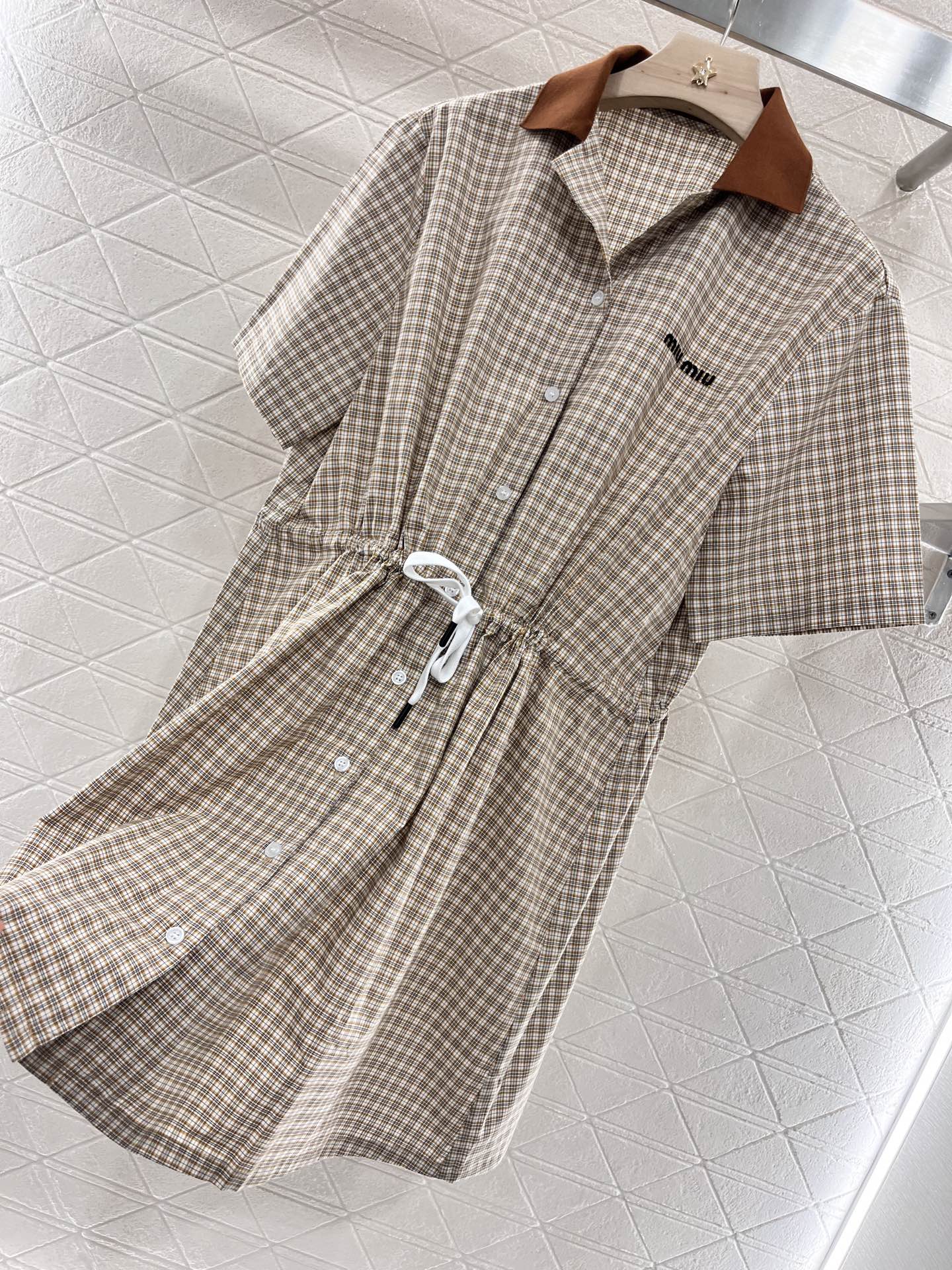 ♥Miumi*♥2025新品上架
  格纹短袖衬衫连衣裙
定制YB斜纹全棉材质 柔软亲肤 舒适不易皱 短