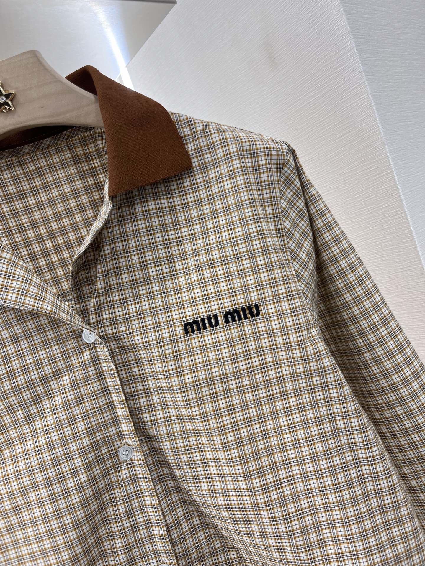 ♥Miumi*♥2025新品上架
    格纹衬衫半裙套装
定制YB斜纹全棉材质 柔软亲肤 舒适不易皱 