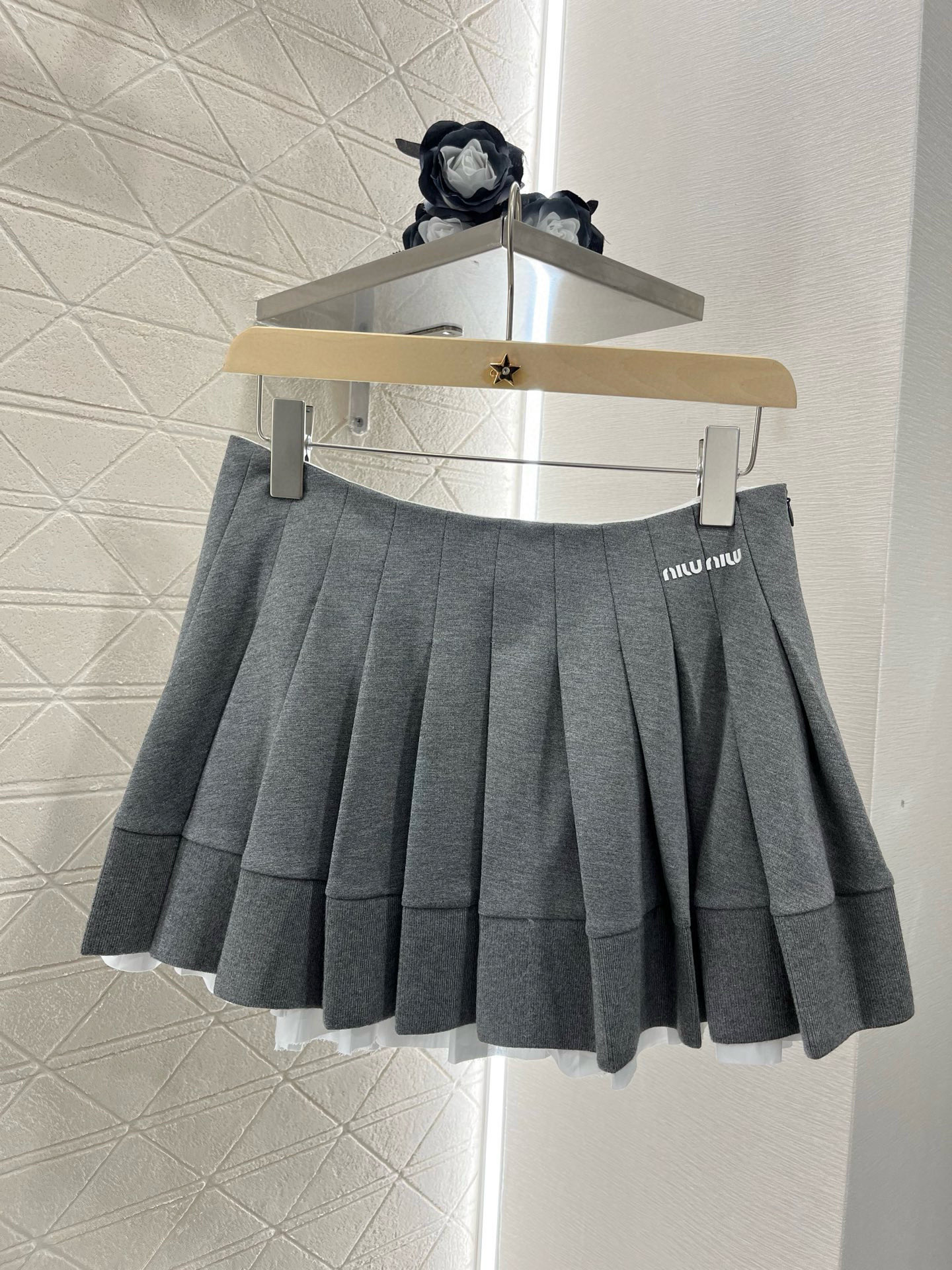 ♥Miumi*♥2025新品上架
  翻领𝑝𝑜𝑙𝑜上衣百褶短裙套装
定制YB进口人棉材质 舒适软糯 穿搭