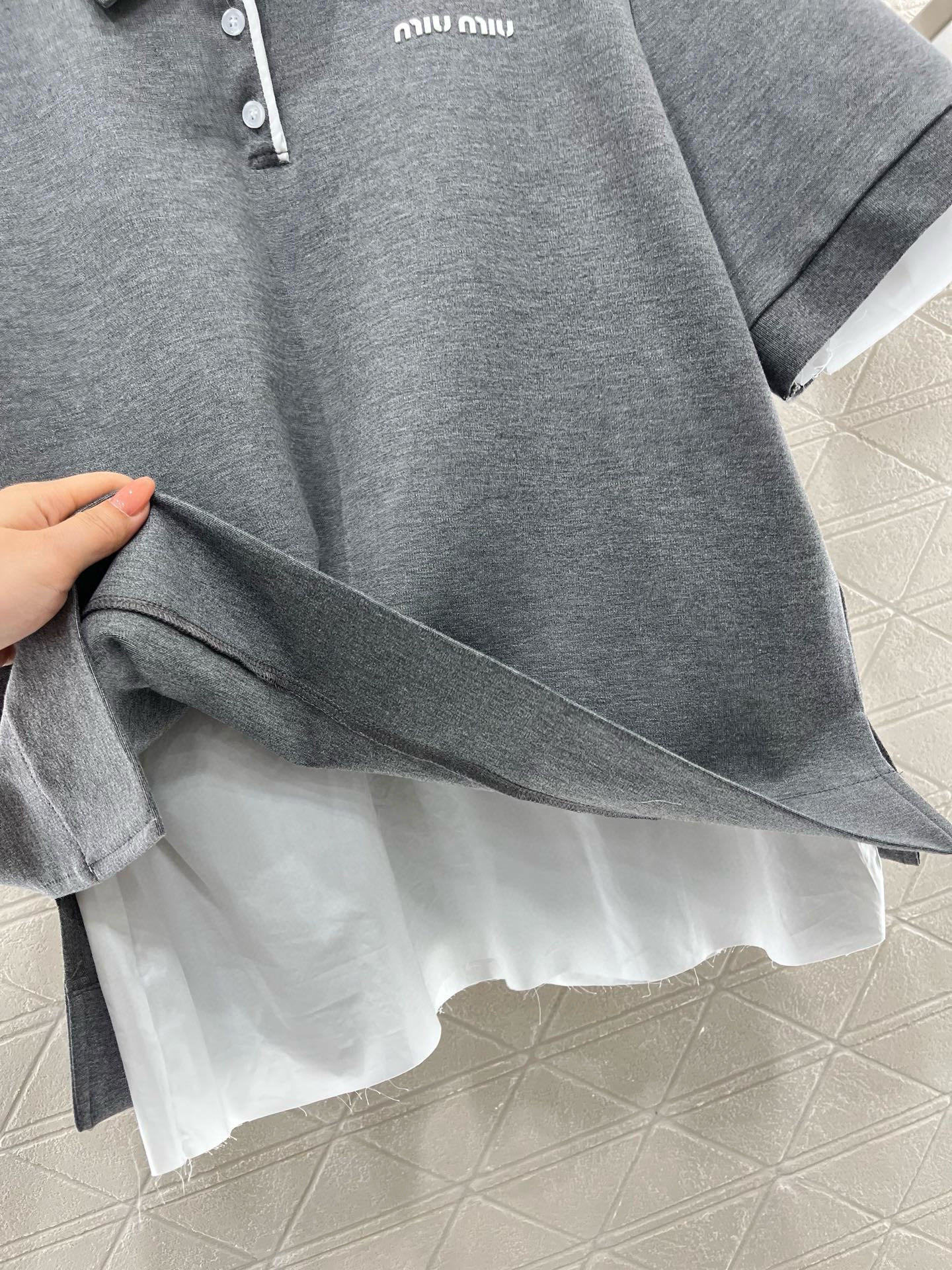 ♥Miumi*♥2025新品上架
  翻领𝑝𝑜𝑙𝑜上衣百褶短裙套装
定制YB进口人棉材质 舒适软糯 穿搭