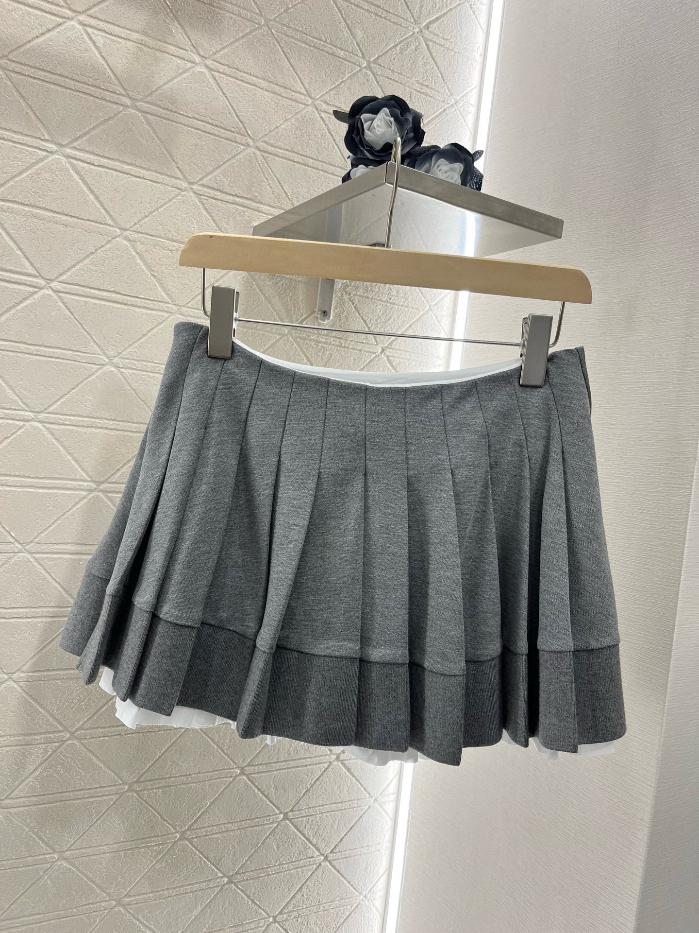 ♥Miumi*♥2025新品上架
  翻领𝑝𝑜𝑙𝑜上衣百褶短裙套装
定制YB进口人棉材质 舒适软糯 穿搭
