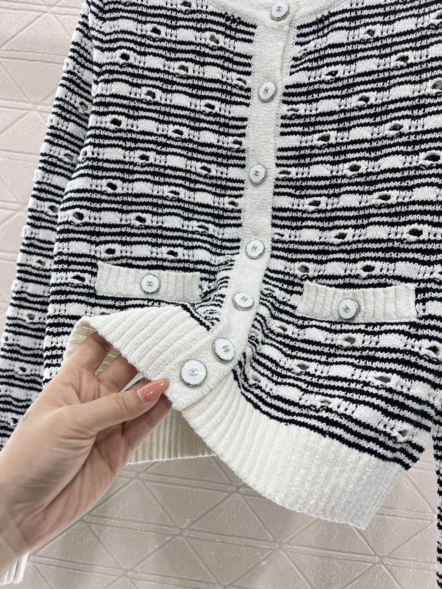 ♥Chane*♥2025新品上架
      条纹针织开衫
定制YB全棉纱线织造 柔软舒适 洋气显瘦 圆